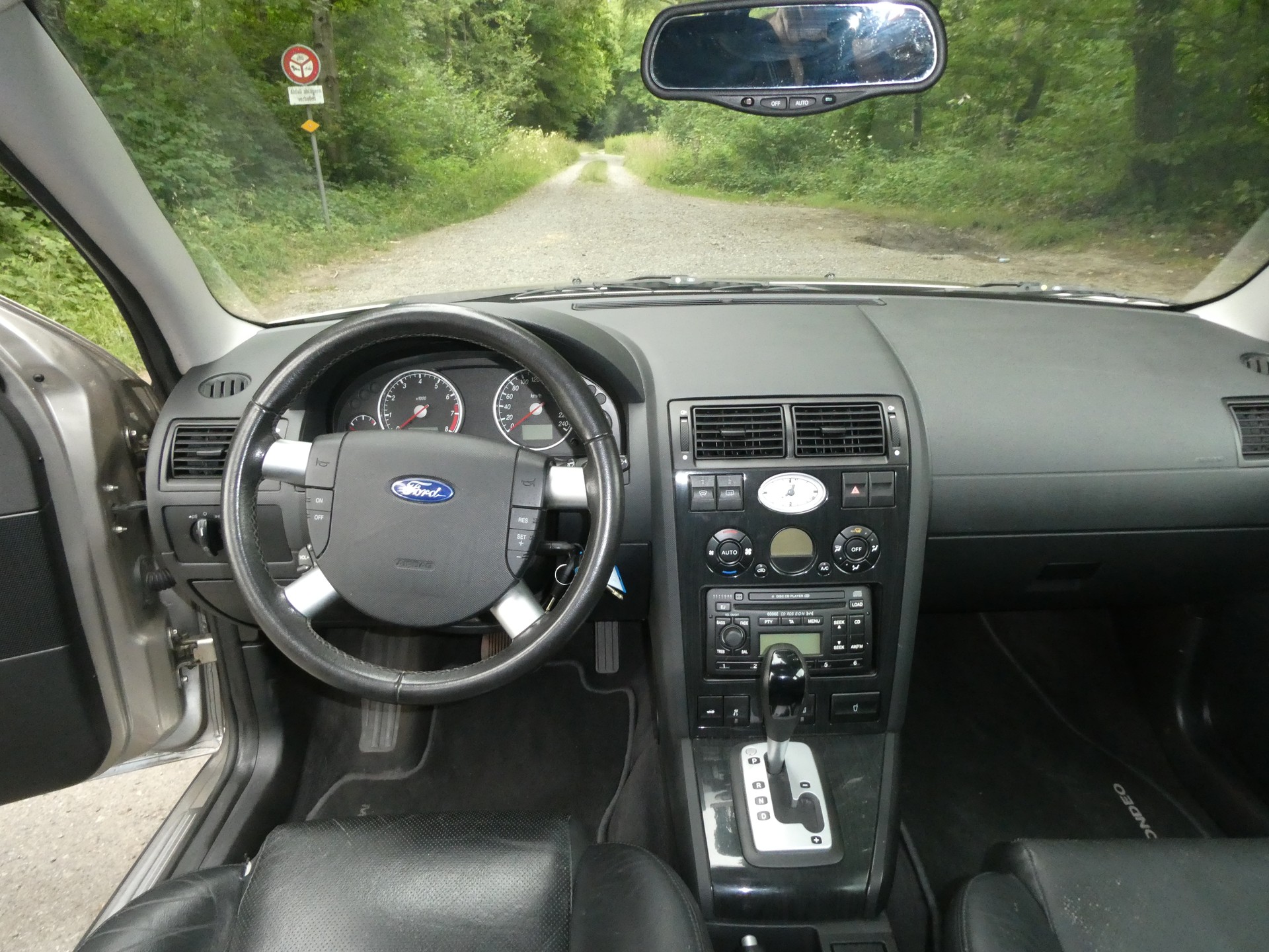 FORD Mondeo 2.5i V6 24V Ghia-image-11