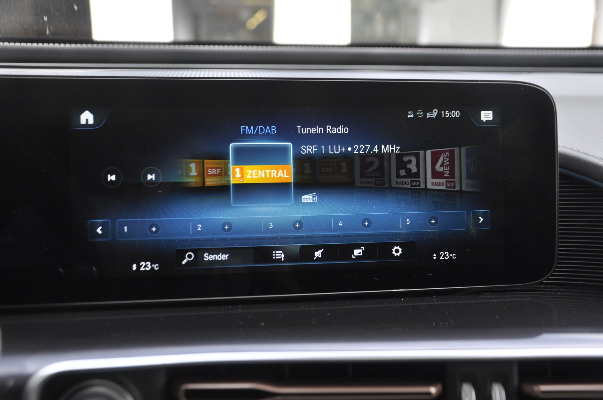 MERCEDES-BENZ EQC 400 4Matic EQ Star I Panoramadach-image-12