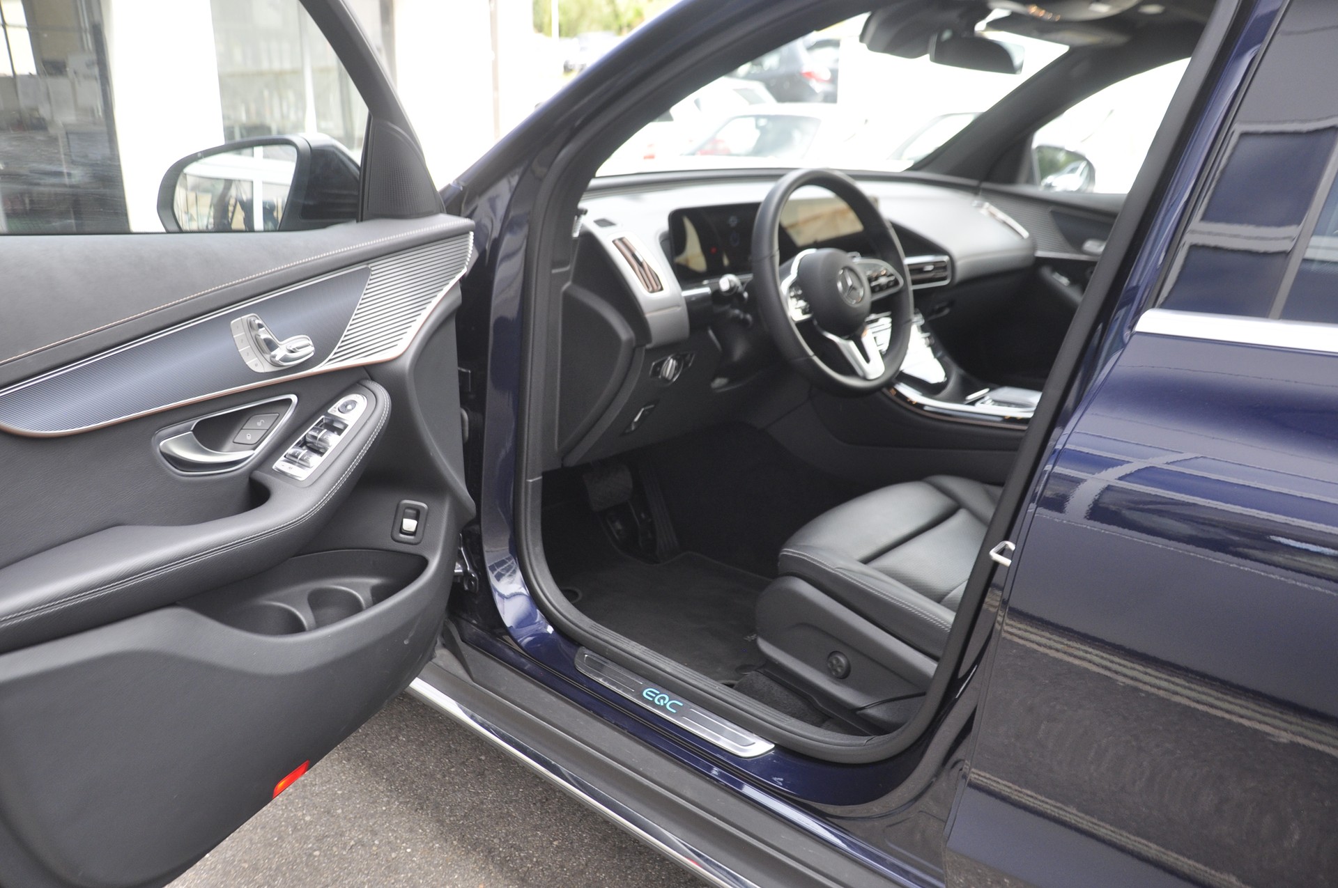 MERCEDES-BENZ EQC 400 4Matic EQ Star I Panoramadach-image-3
