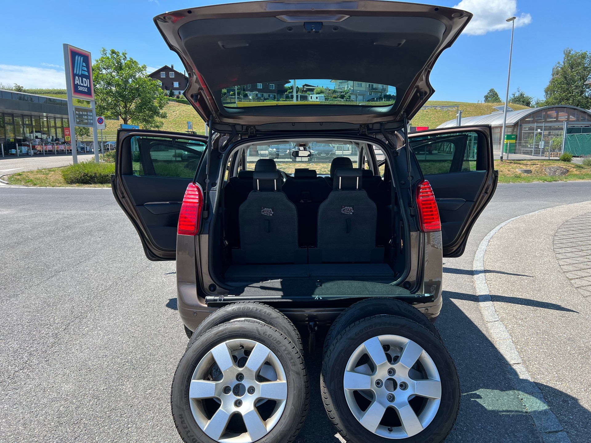 PEUGEOT 5008 1.6 16V T Active-image-12