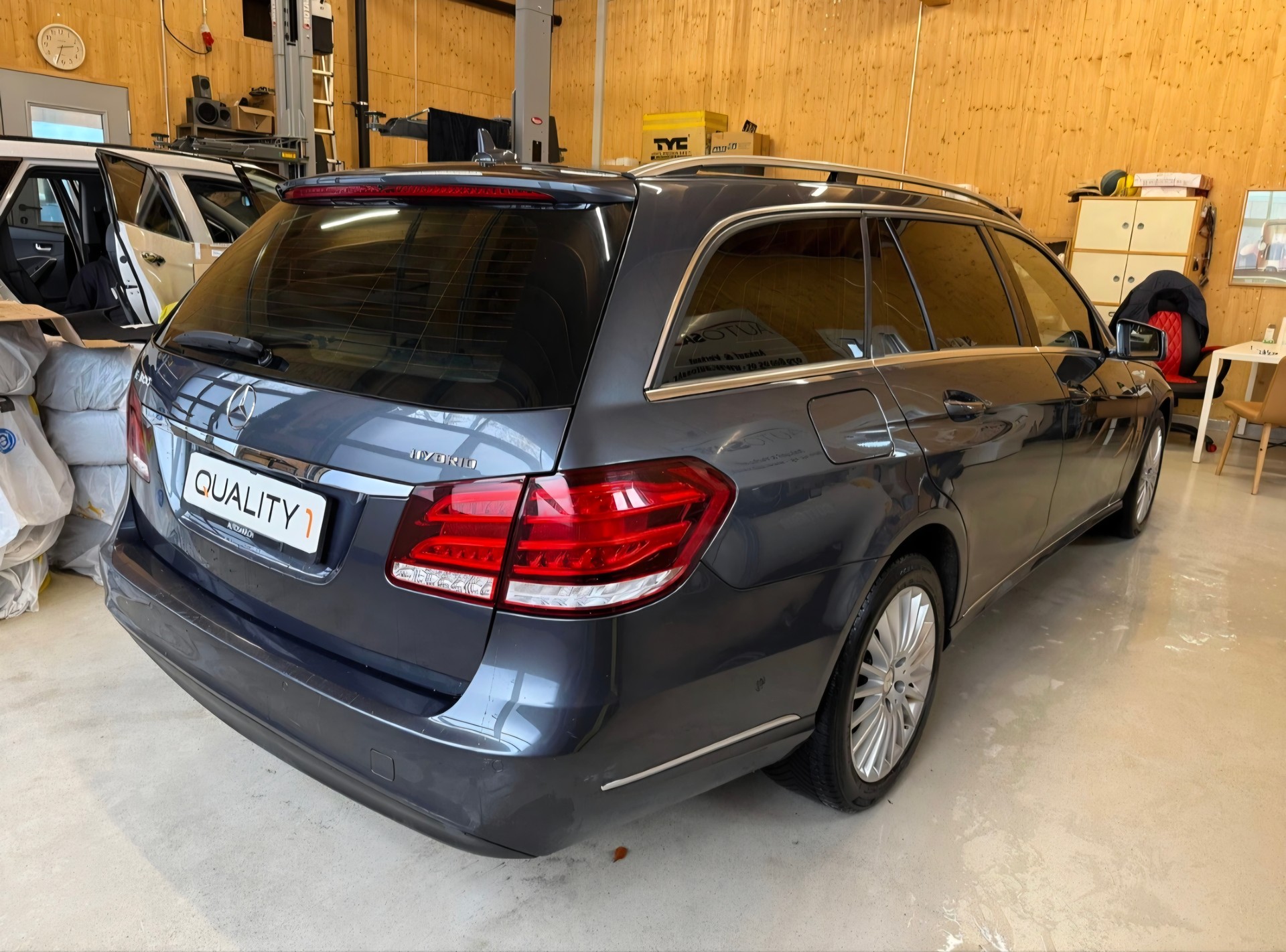 MERCEDES-BENZ E 300 BlueTEC Hybrid Elégance 7G-Tronic-showroom-element-3