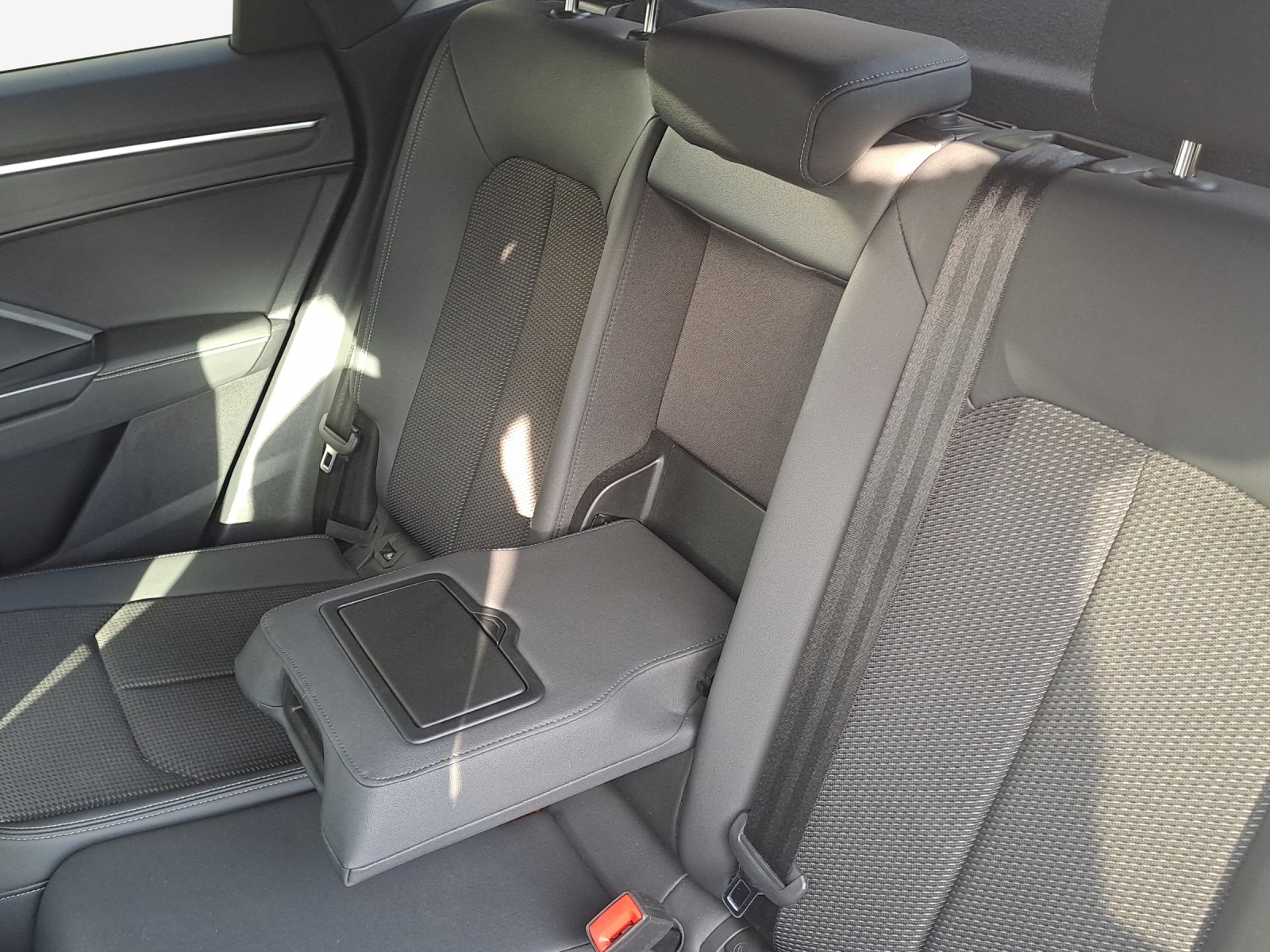 AUDI Q3 Sportback 35 TDI S line quattro S-tronic-image-11