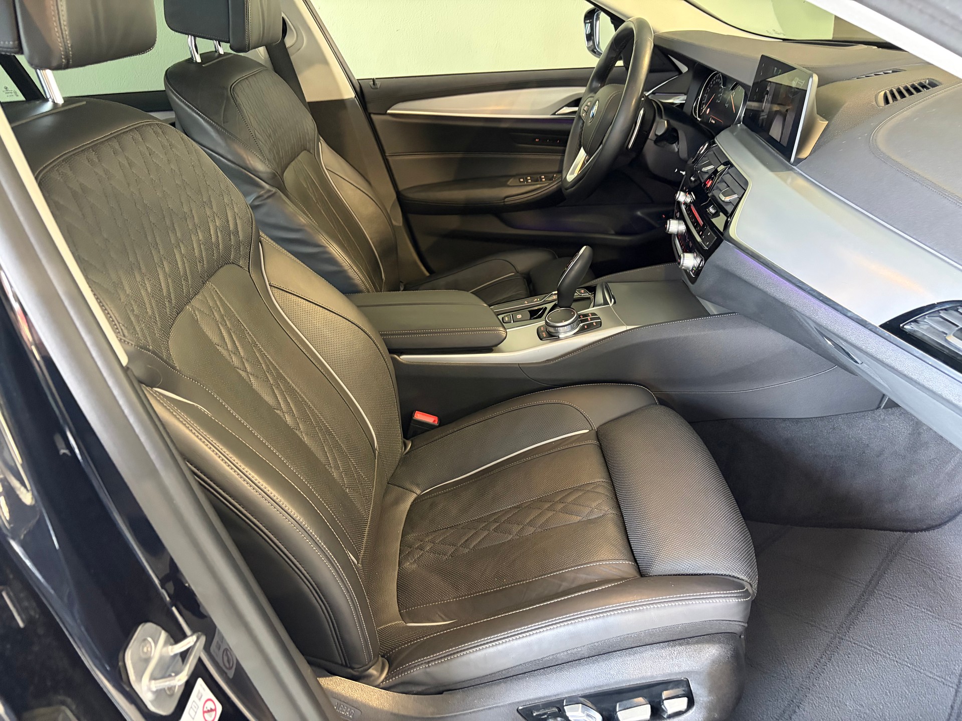 BMW 530d xDrive Touring Luxury Line Steptronic *CH-Fahrzeug*Ab MFK*-image-21