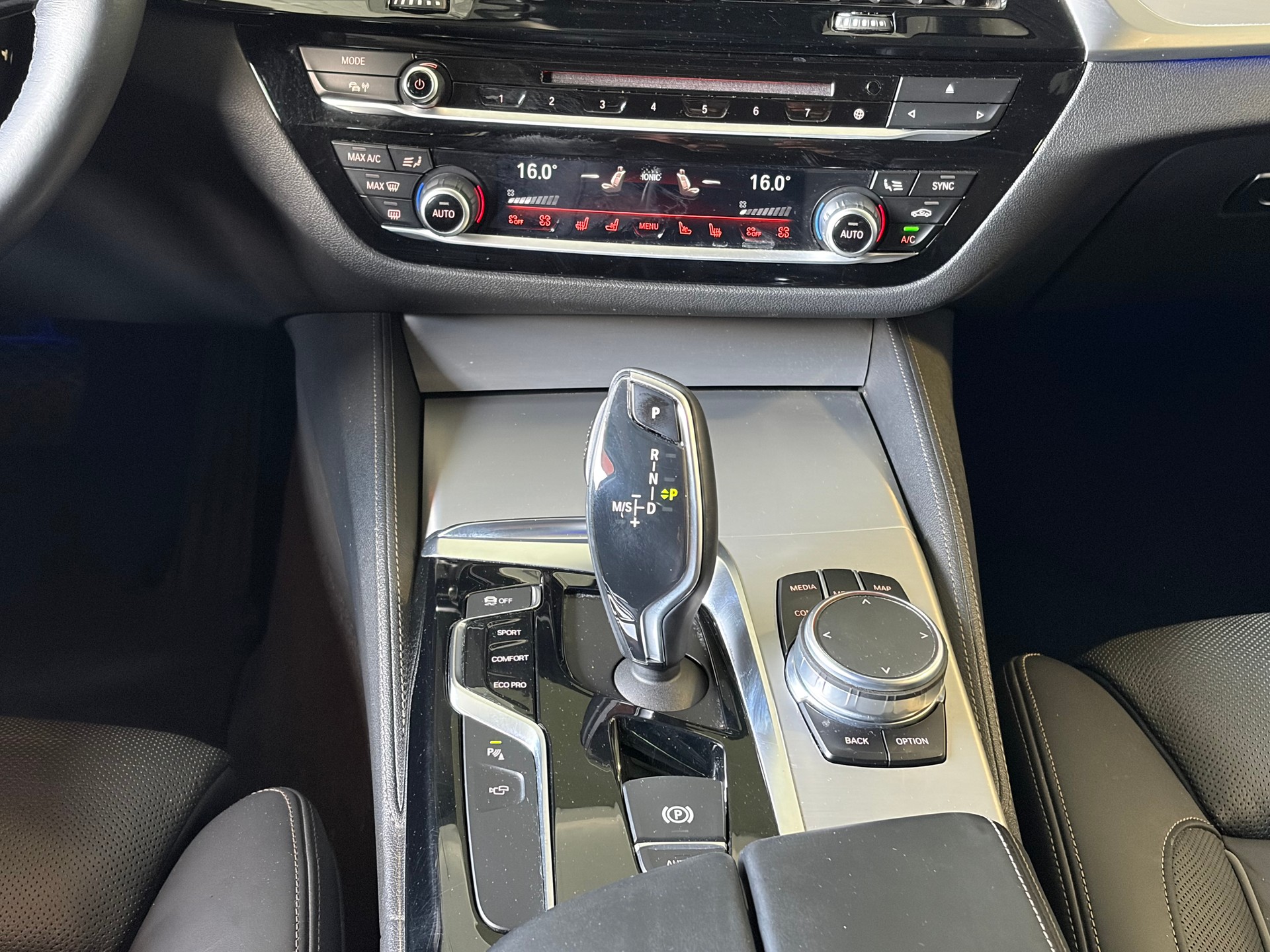 BMW 530d xDrive Touring Luxury Line Steptronic *CH-Fahrzeug*Ab MFK*-image-10
