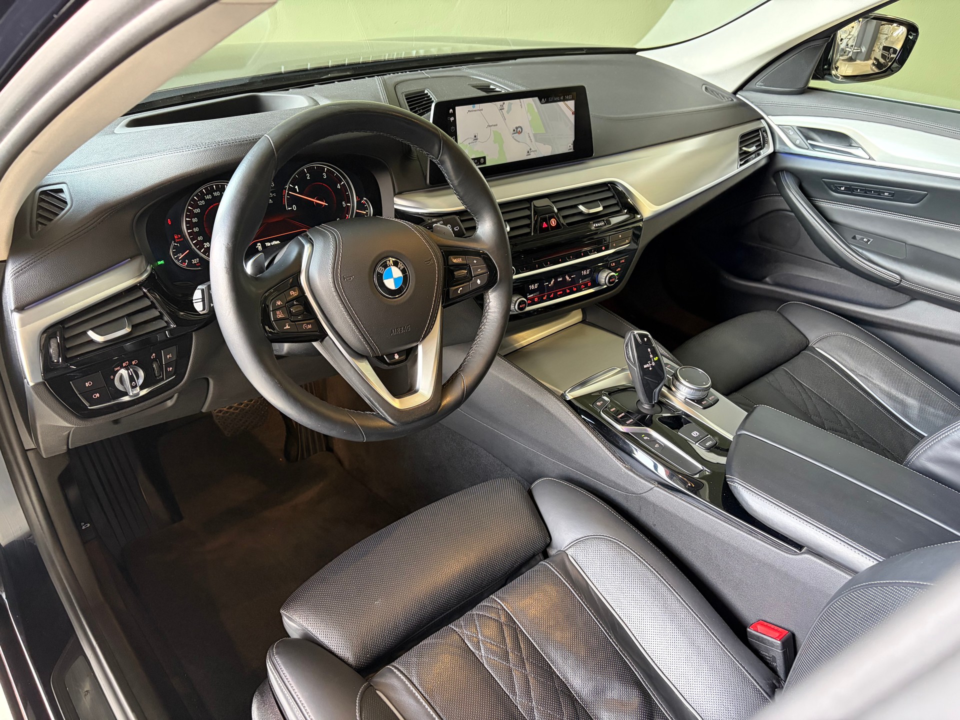 BMW 530d xDrive Touring Luxury Line Steptronic *CH-Fahrzeug*Ab MFK*-image-7