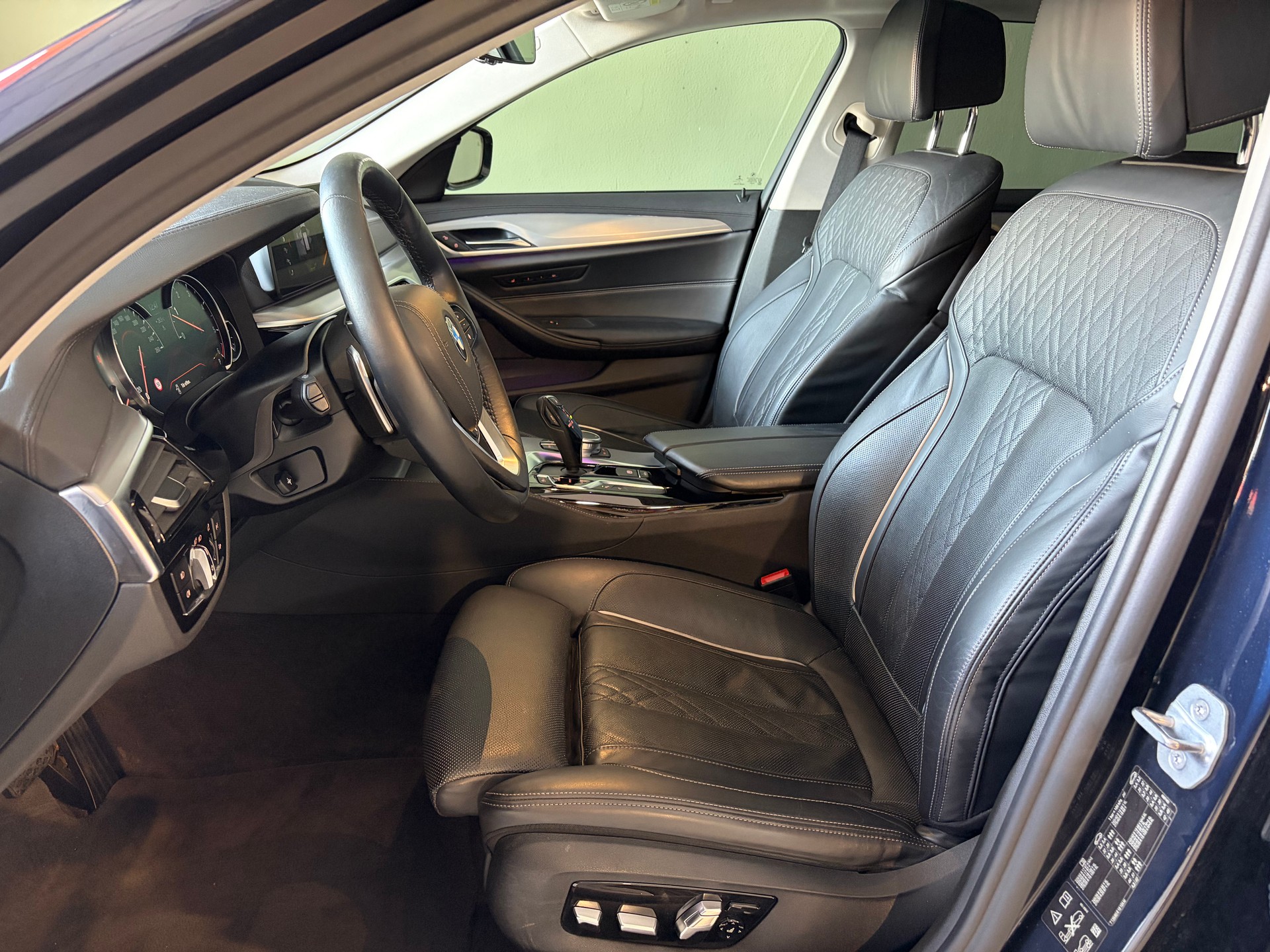 BMW 530d xDrive Touring Luxury Line Steptronic *CH-Fahrzeug*Ab MFK*-image-9