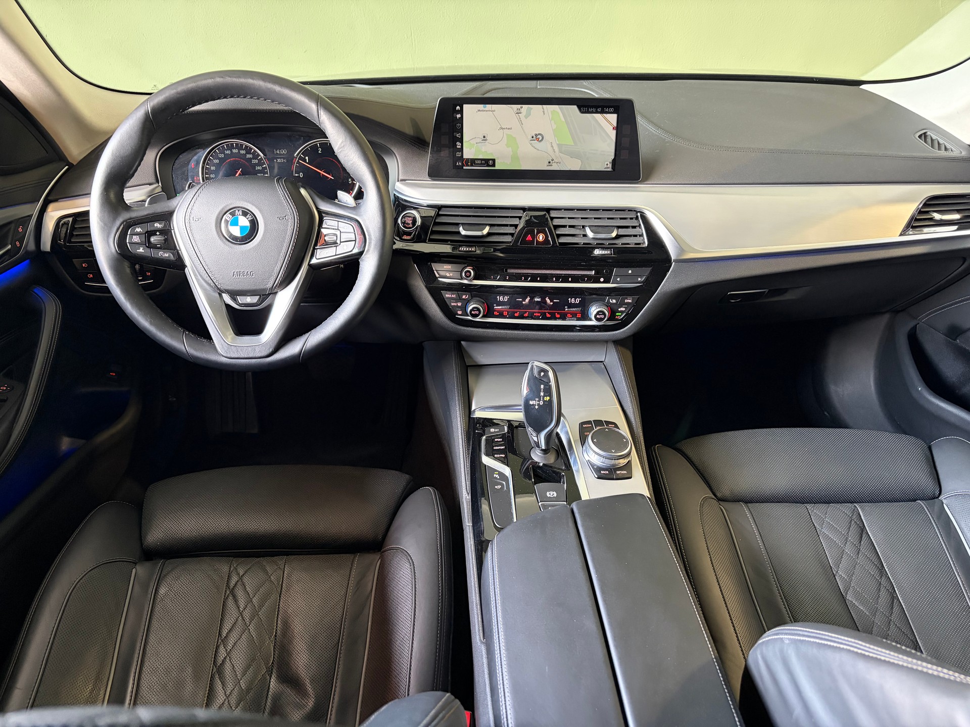 BMW 530d xDrive Touring Luxury Line Steptronic *CH-Fahrzeug*Ab MFK*-image-6