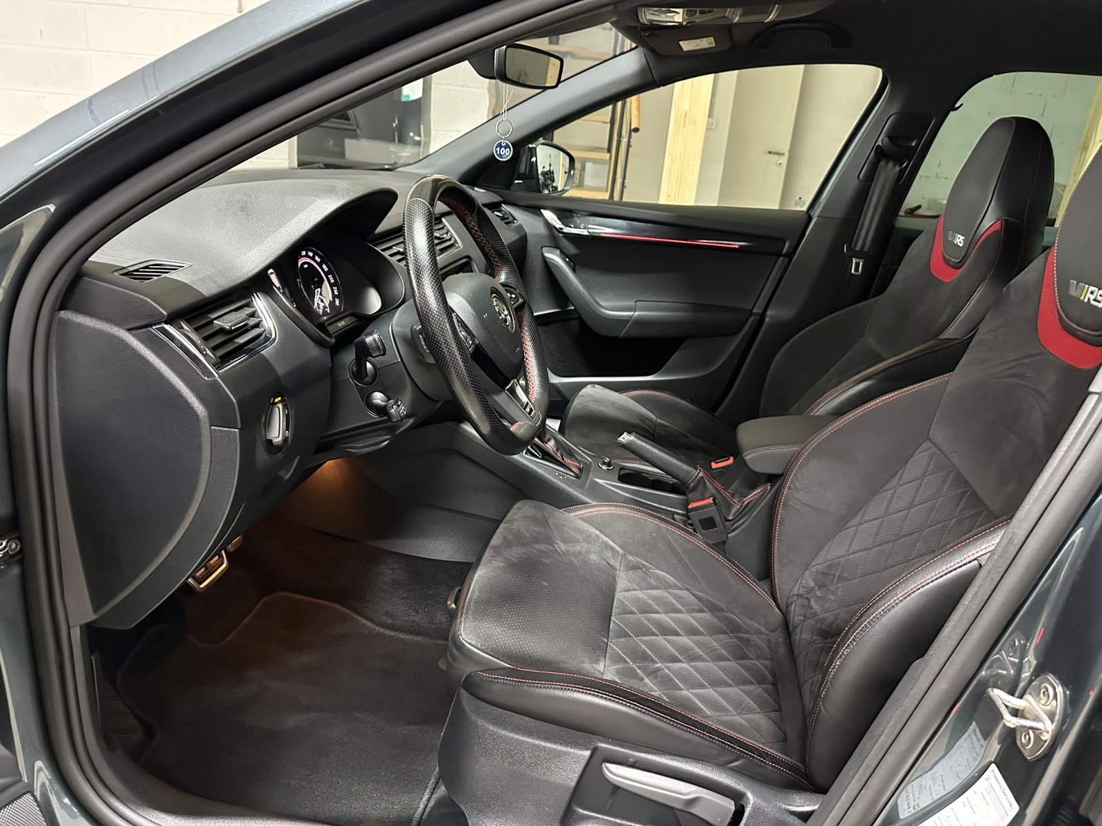 SKODA Octavia Combi 2.0 TDI RS 4x4 DSG-image-9