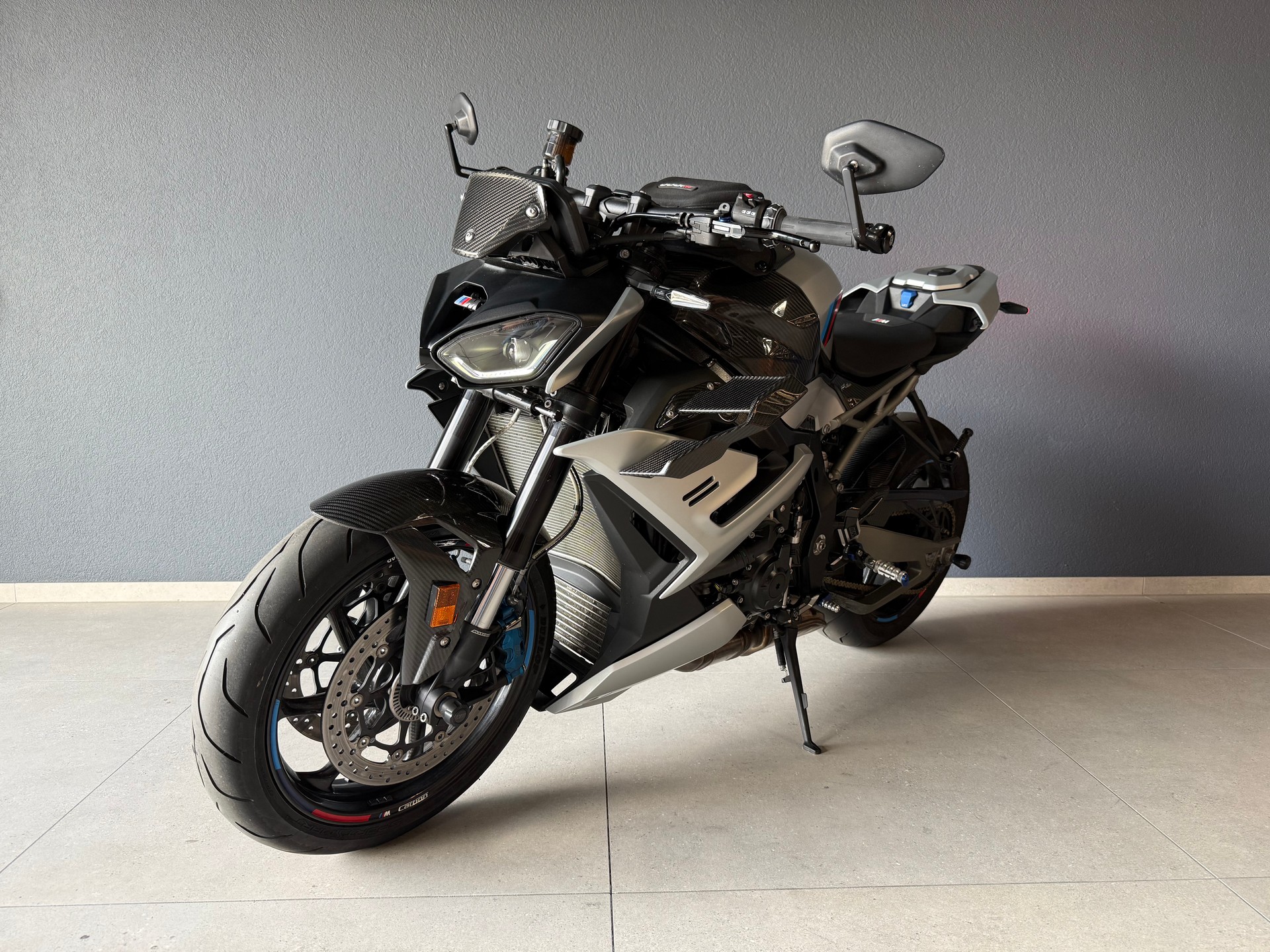 BMW M 1000 R-showroom-element-1