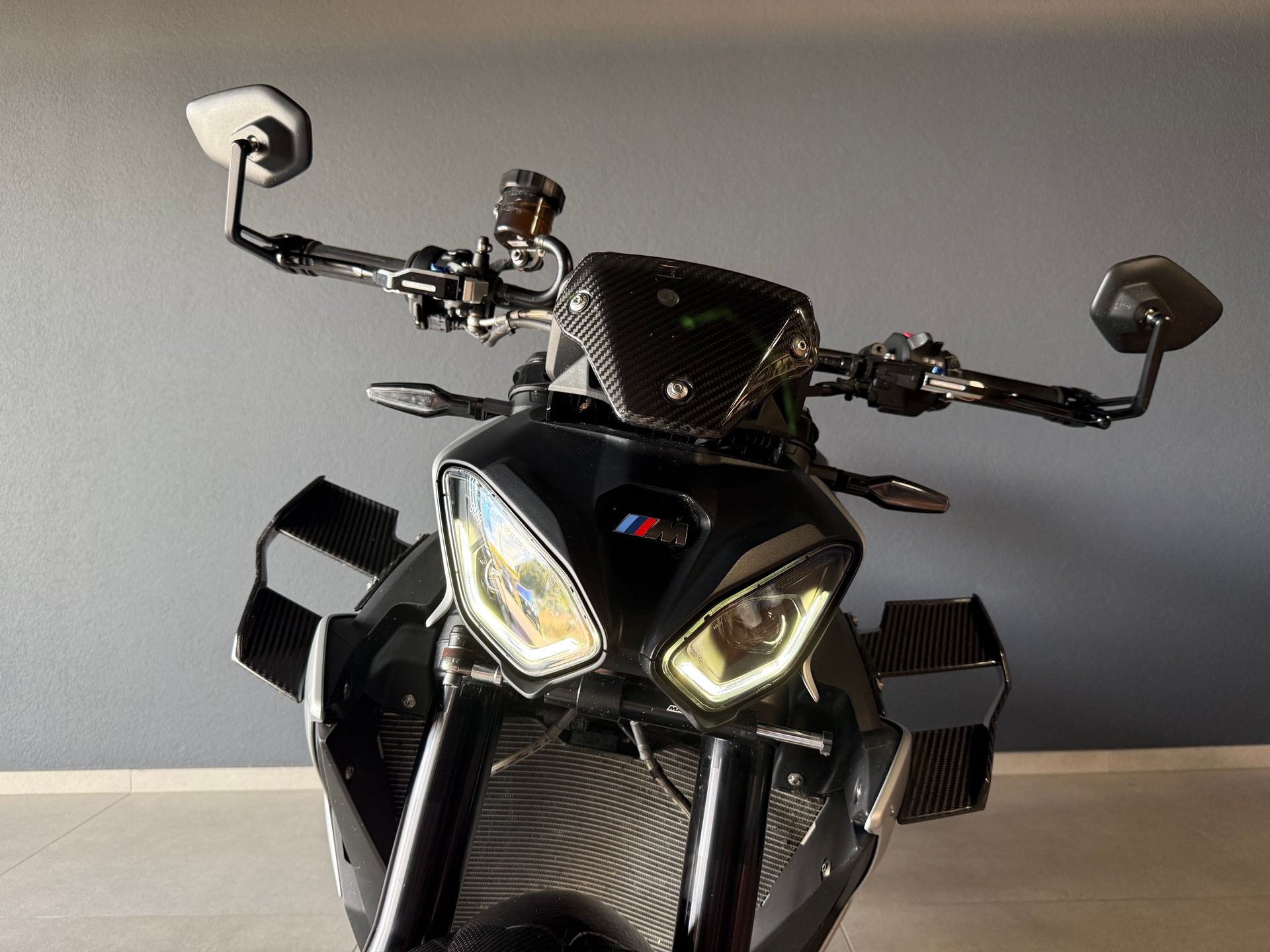 BMW M 1000 R-showroom-element-3