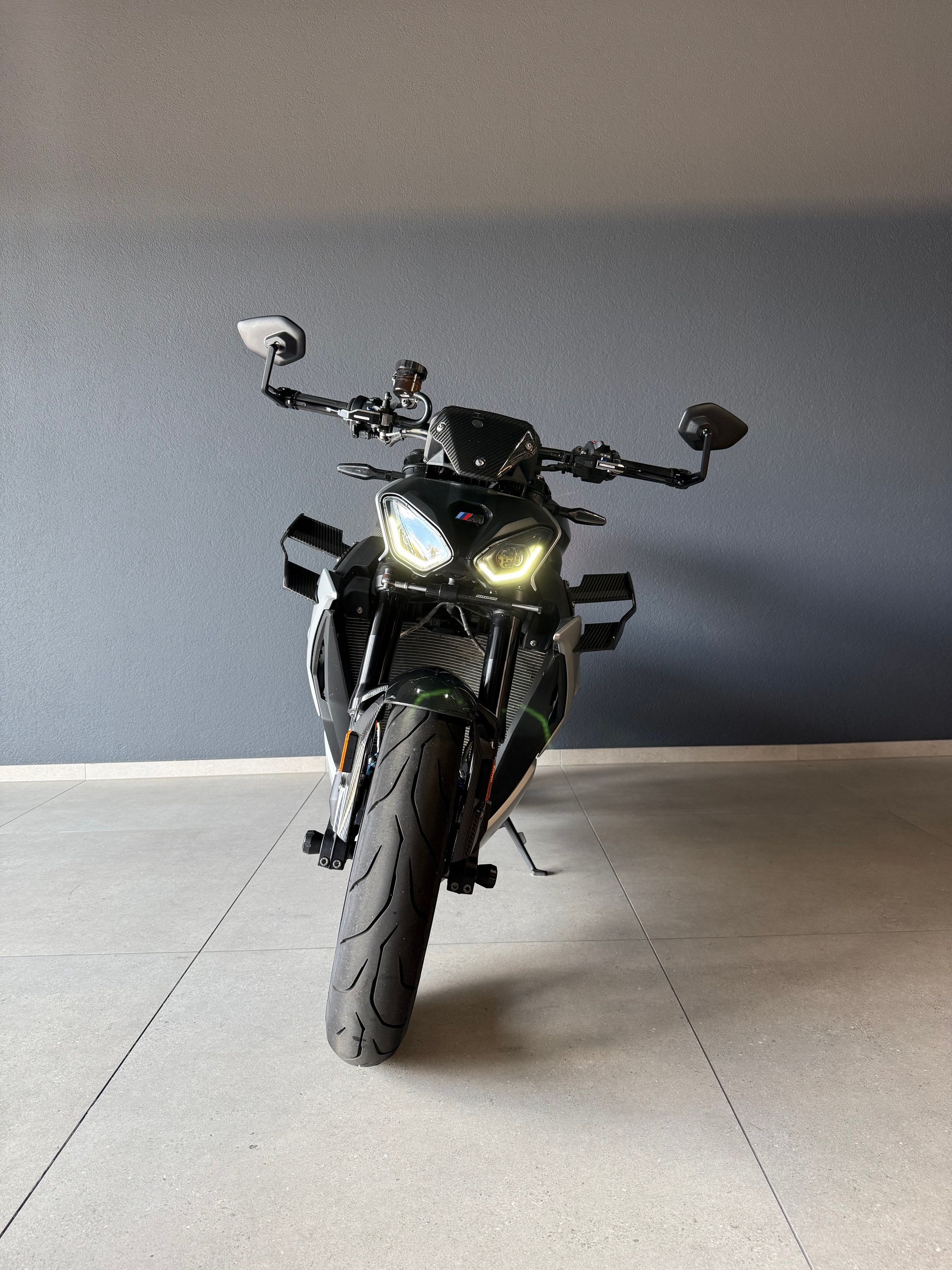 BMW M 1000 R-showroom-element-2