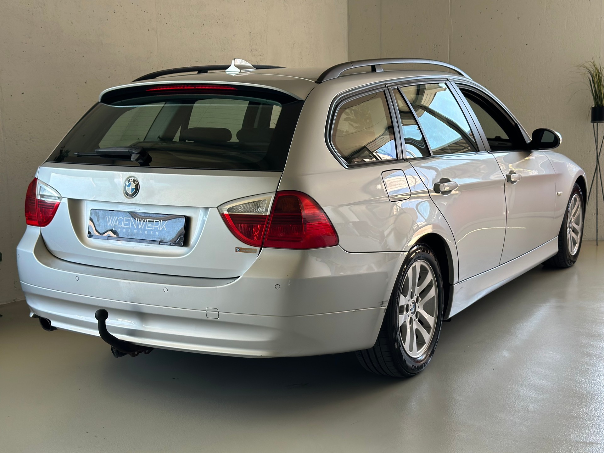 BMW 320i Touring Access-image-4