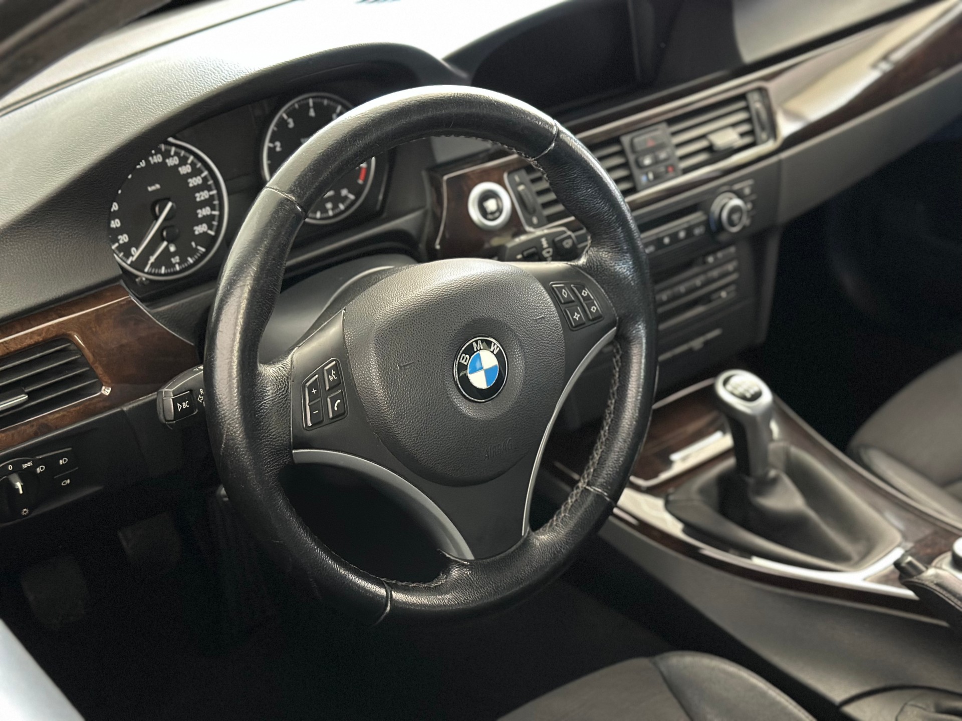 BMW 320i Touring Access-image-10
