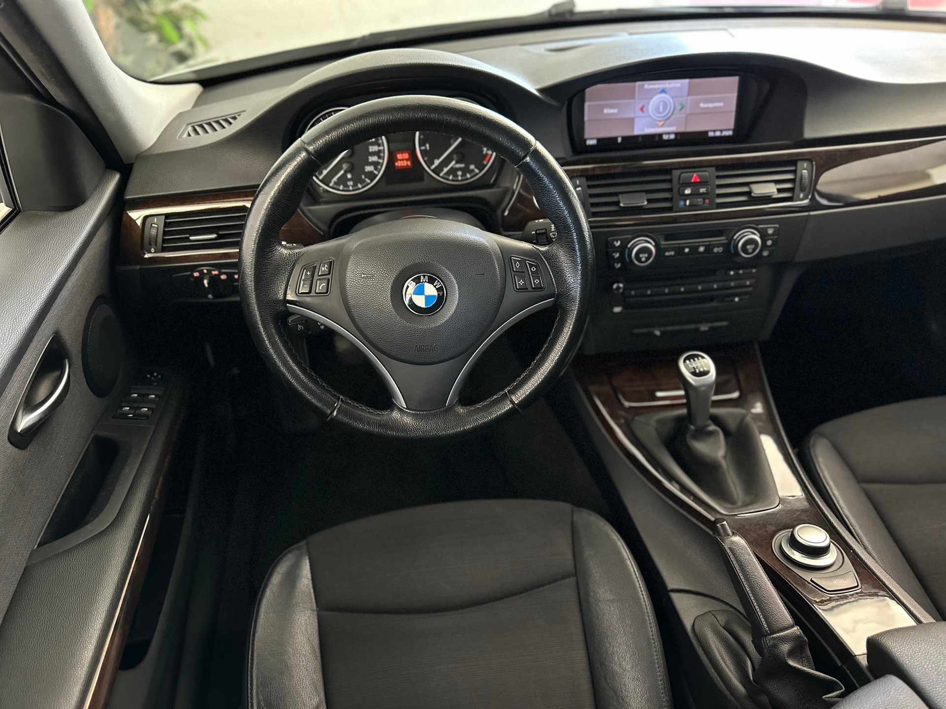 BMW 320i Touring Access-image-13