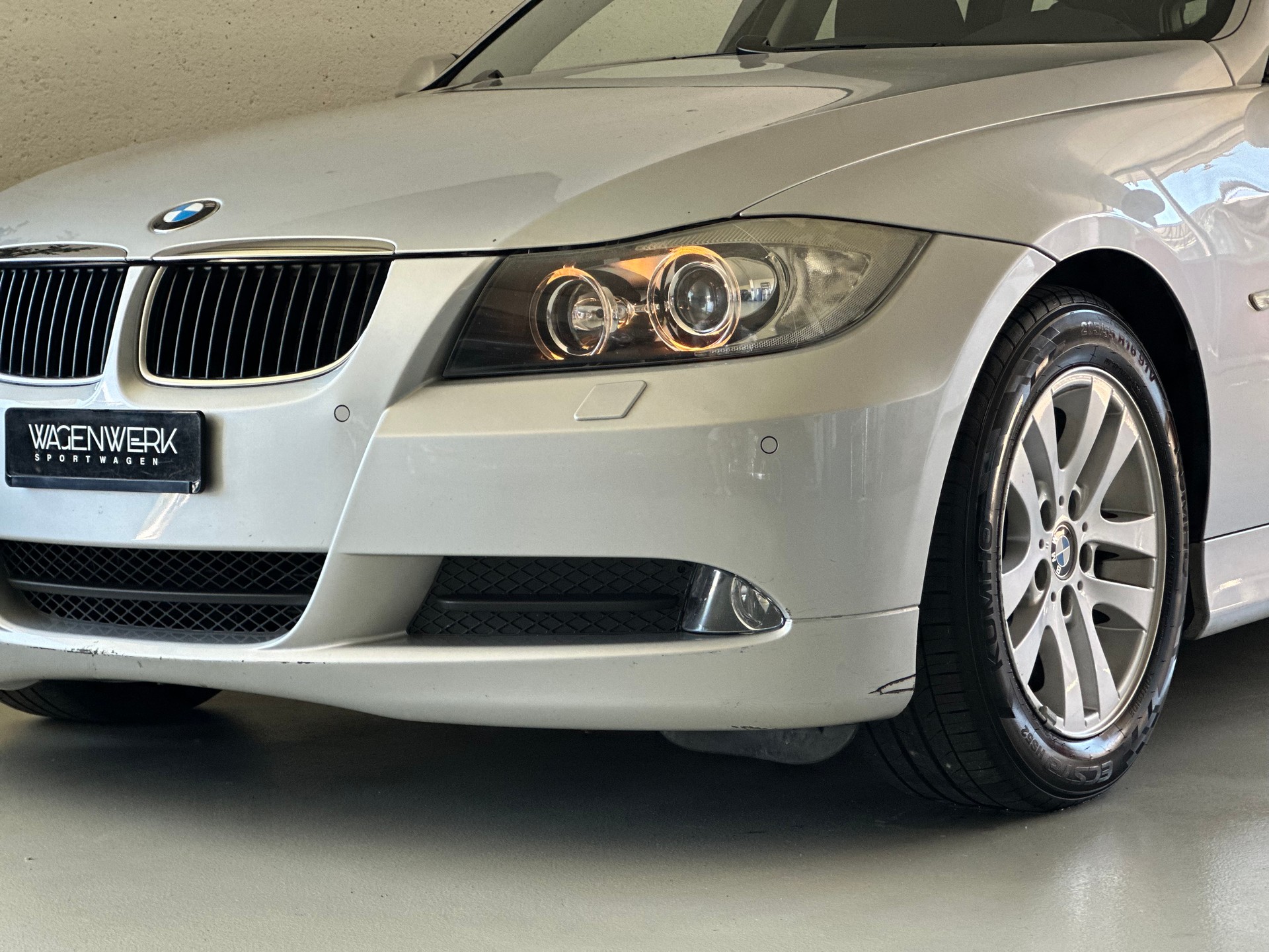 BMW 320i Touring Access-image-20