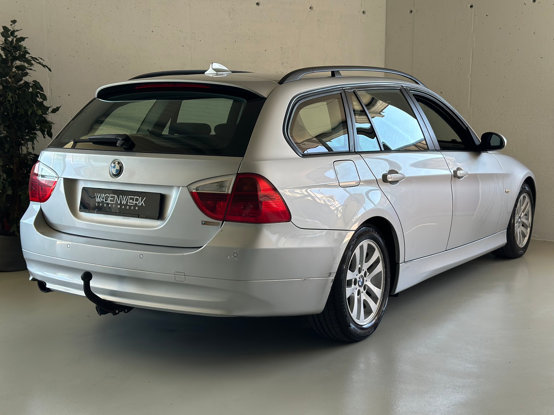 BMW 320i Touring Access-image-18