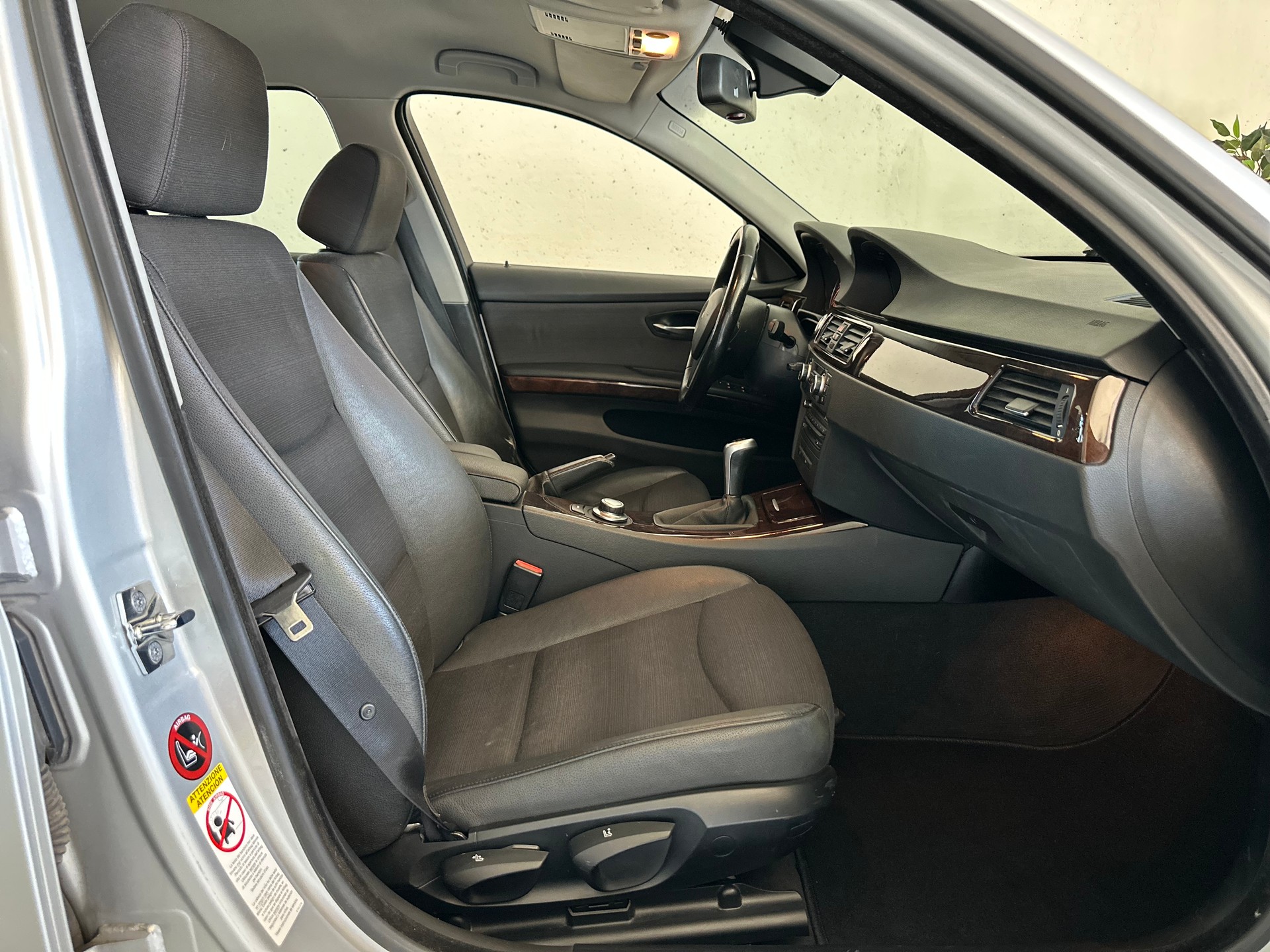 BMW 320i Touring Access-image-8