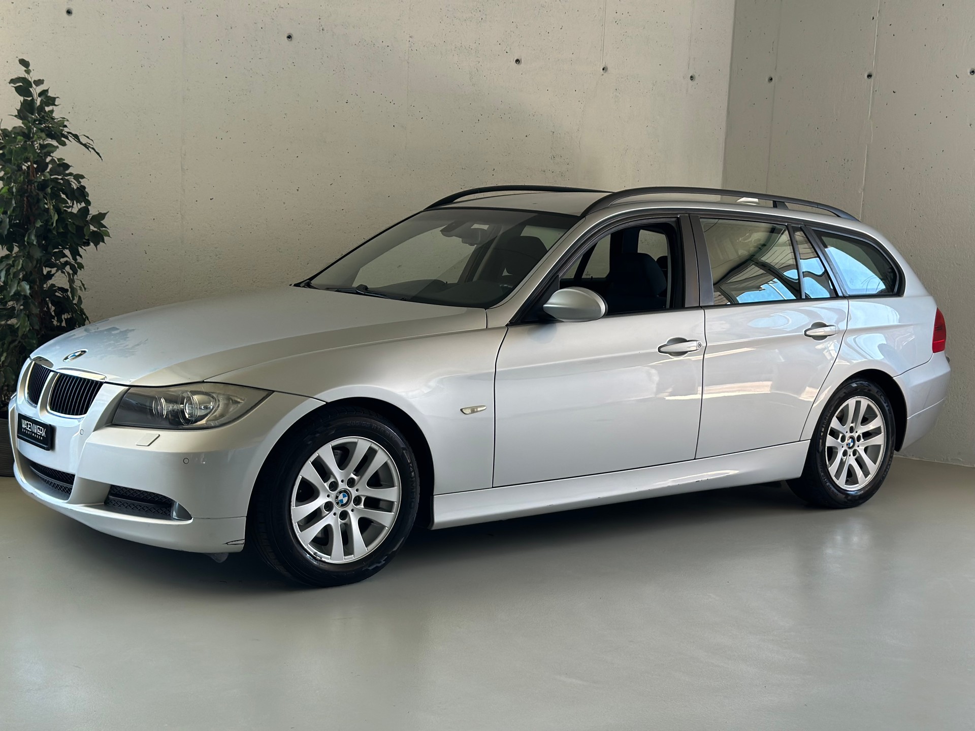 BMW 320i Touring Access-image-1