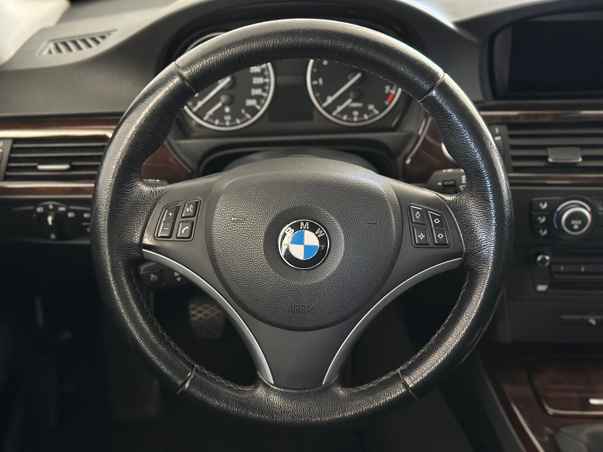 BMW 320i Touring Access-image-14