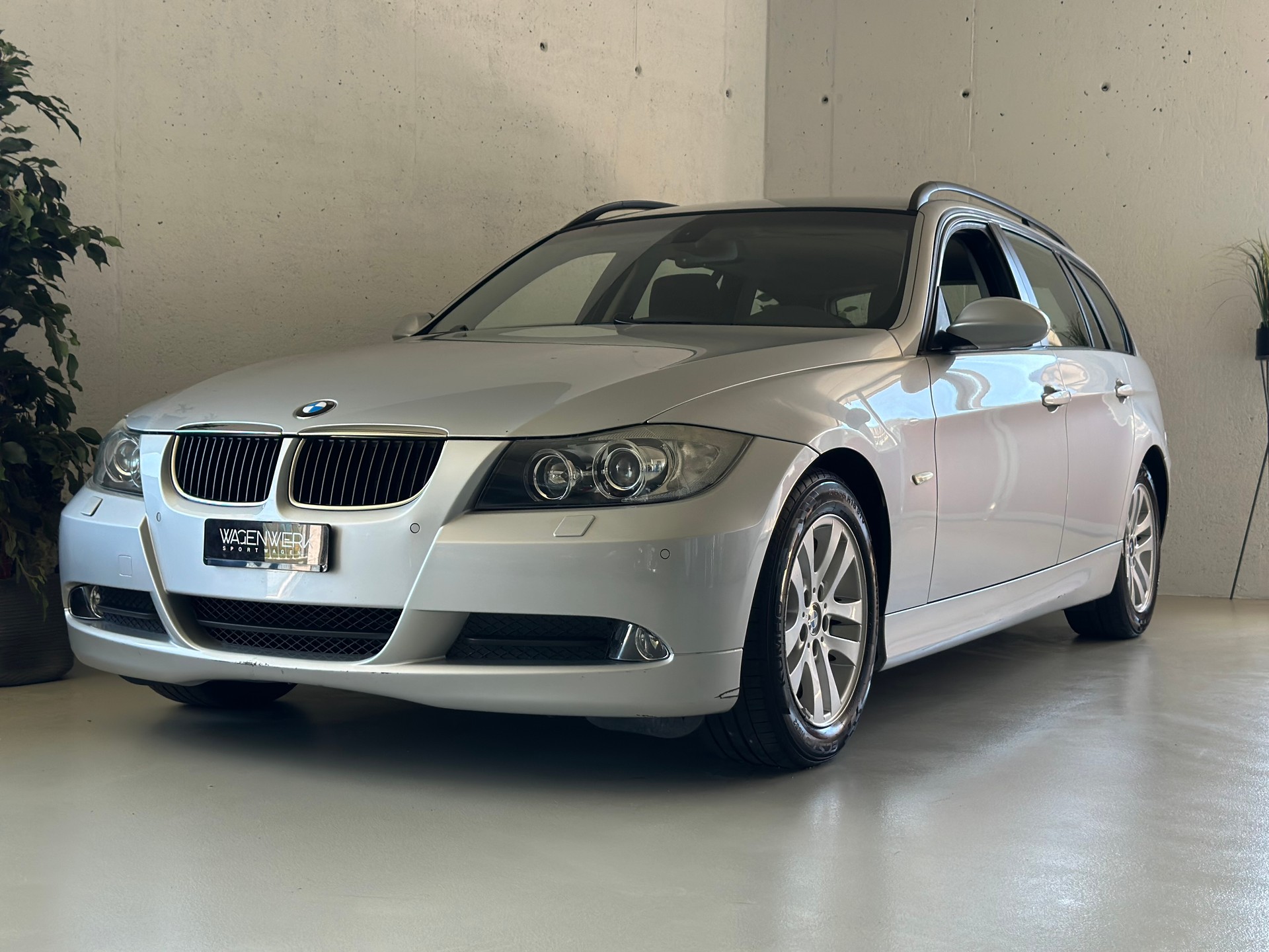 BMW 320i Touring Access-image-2