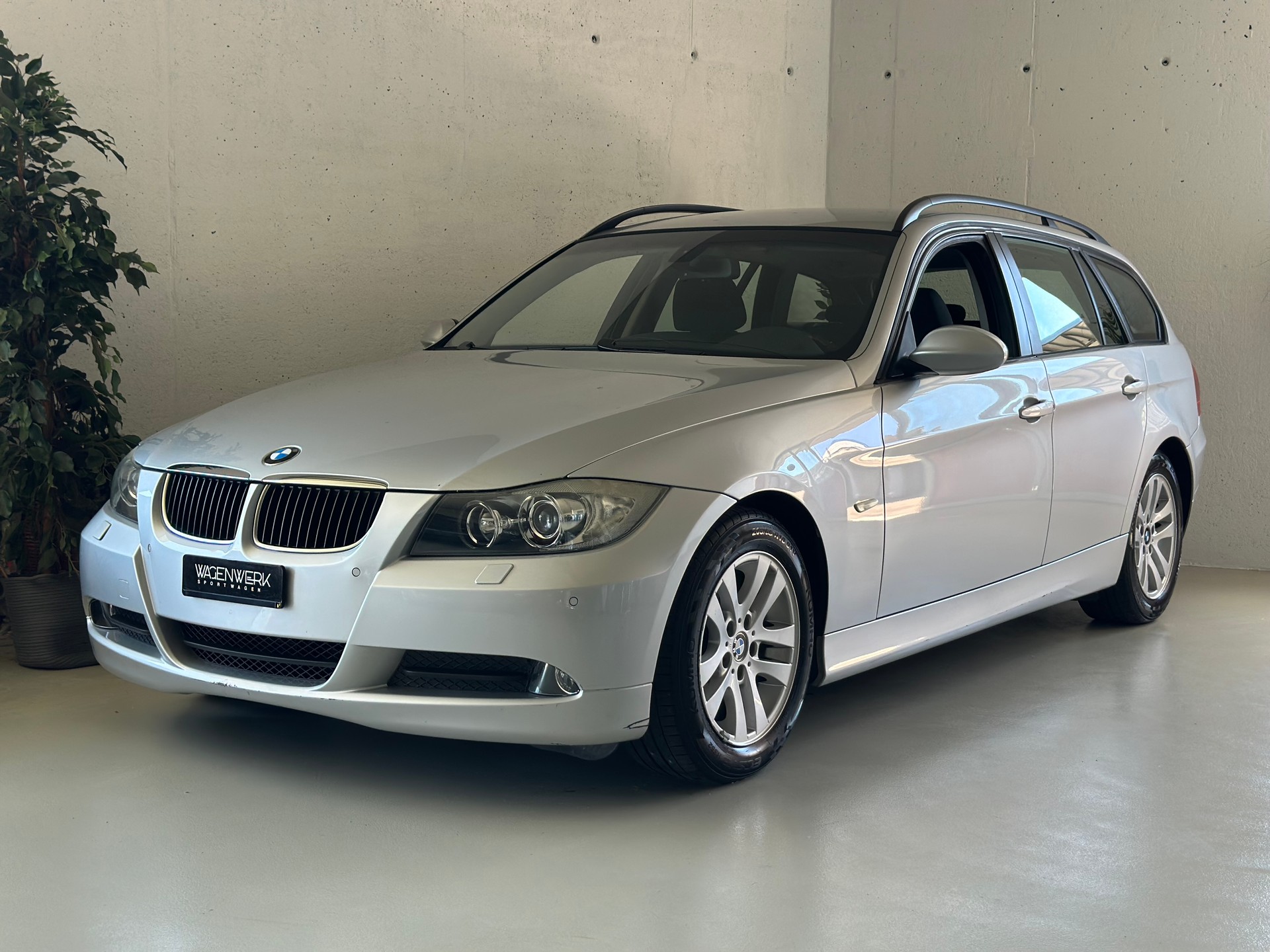 BMW 320i Touring Access-image-0
