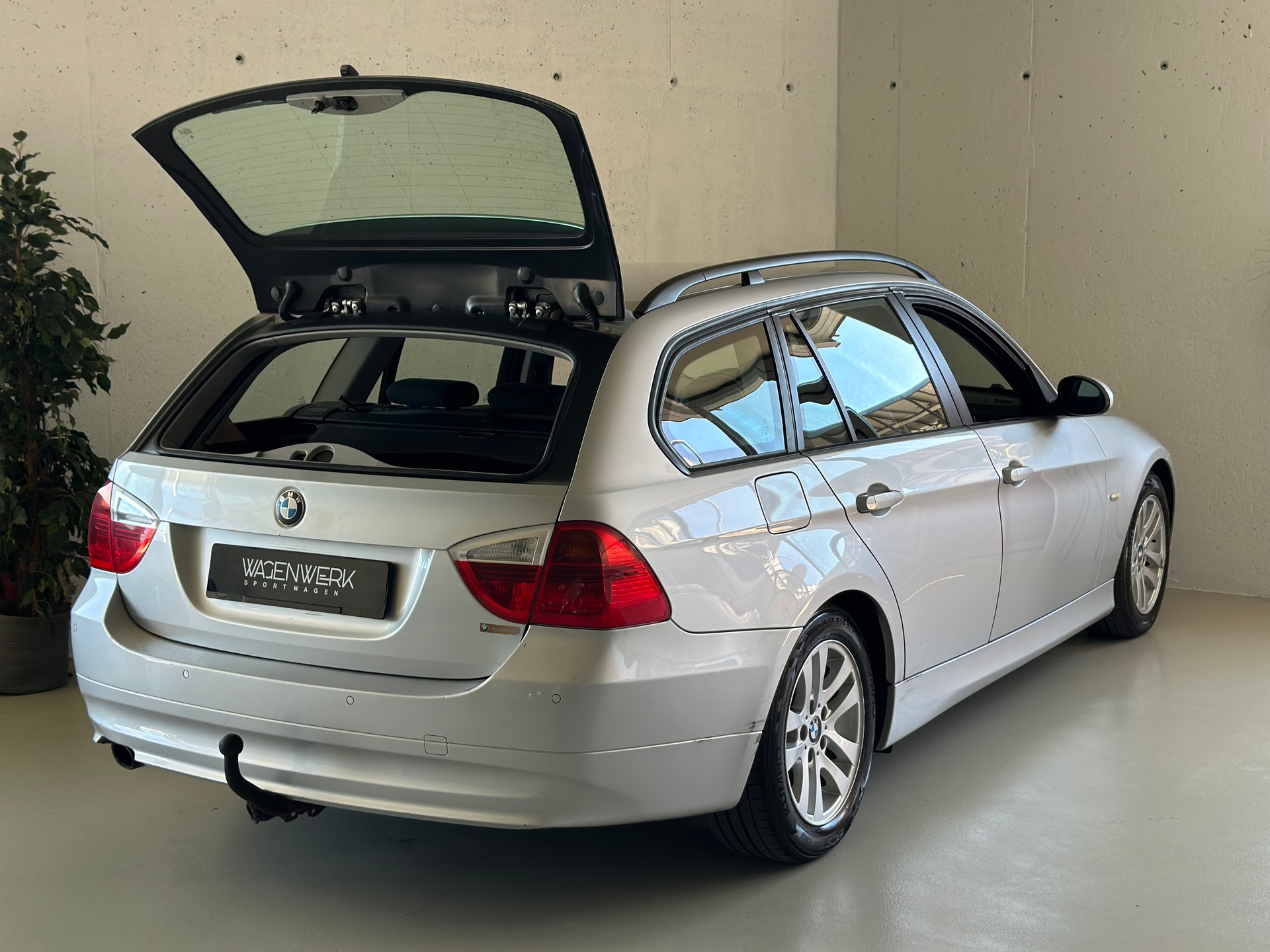 BMW 320i Touring Access-image-16