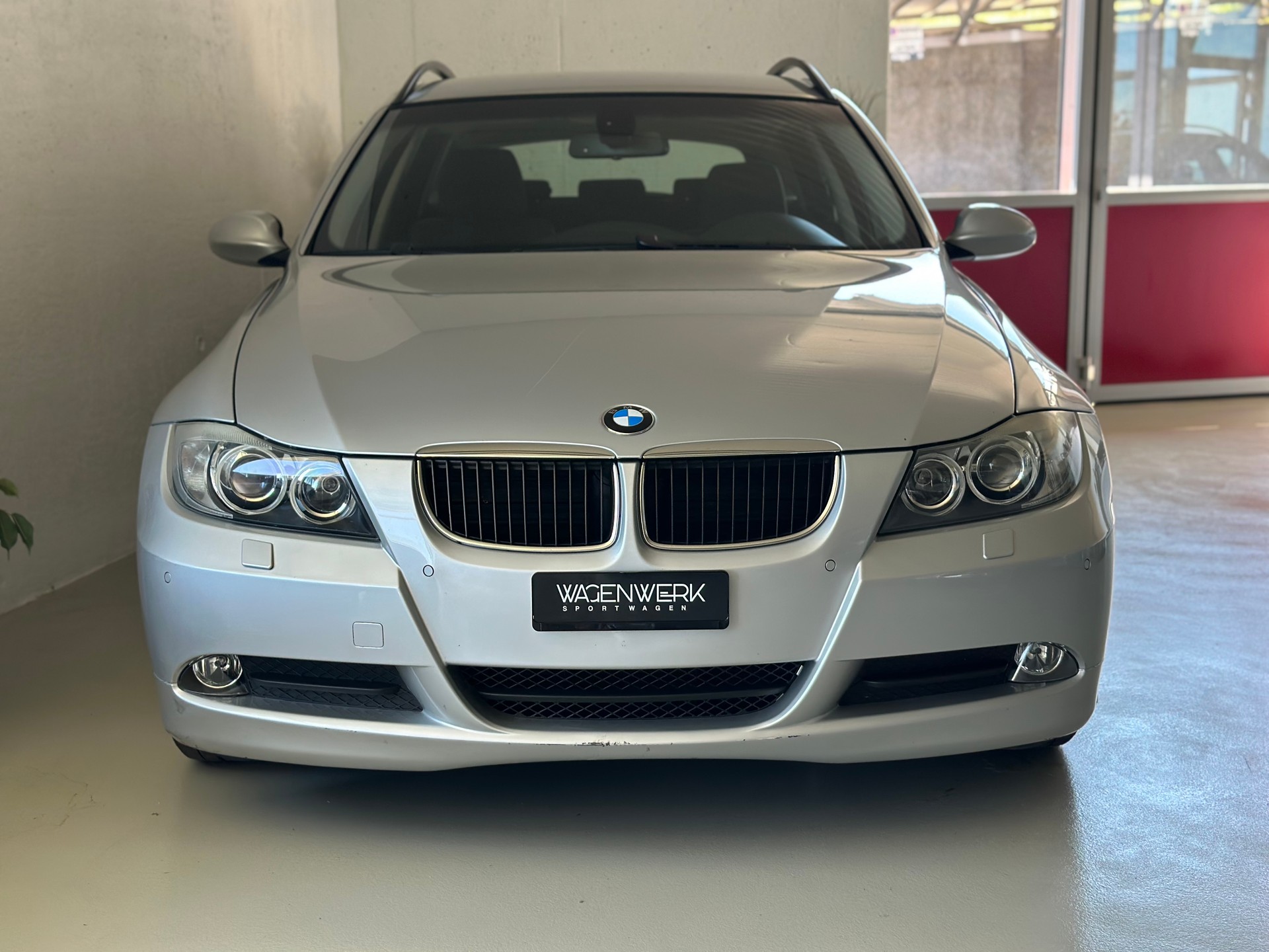 BMW 320i Touring Access-image-3