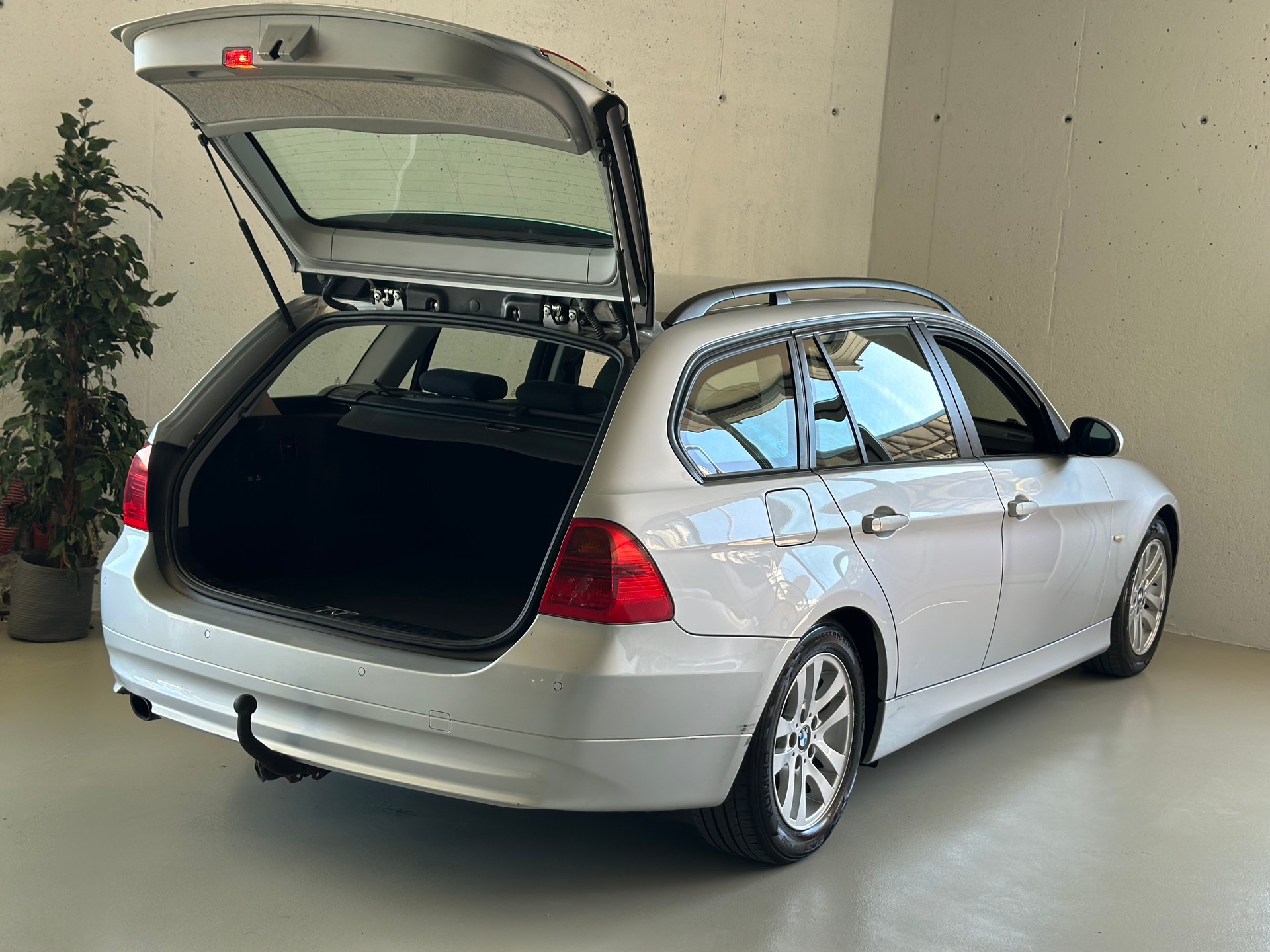 BMW 320i Touring Access-image-17
