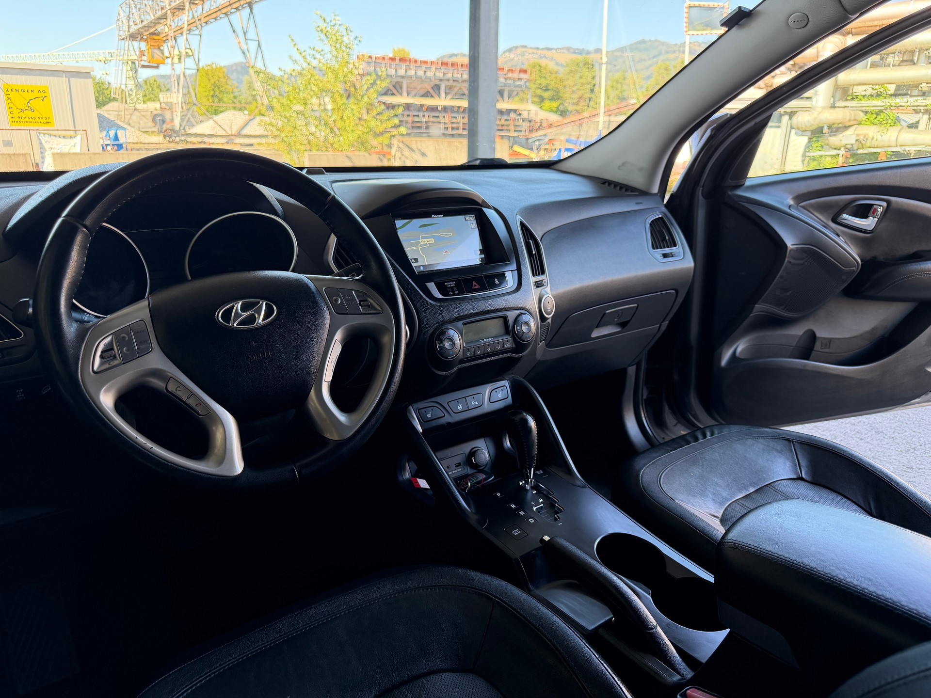 HYUNDAI iX 35 2.0 CRDi Premium 4WD Automatic-image-11