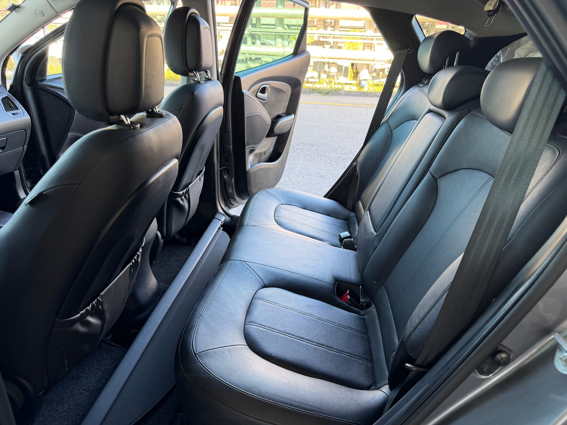 HYUNDAI iX 35 2.0 CRDi Premium 4WD Automatic-image-10