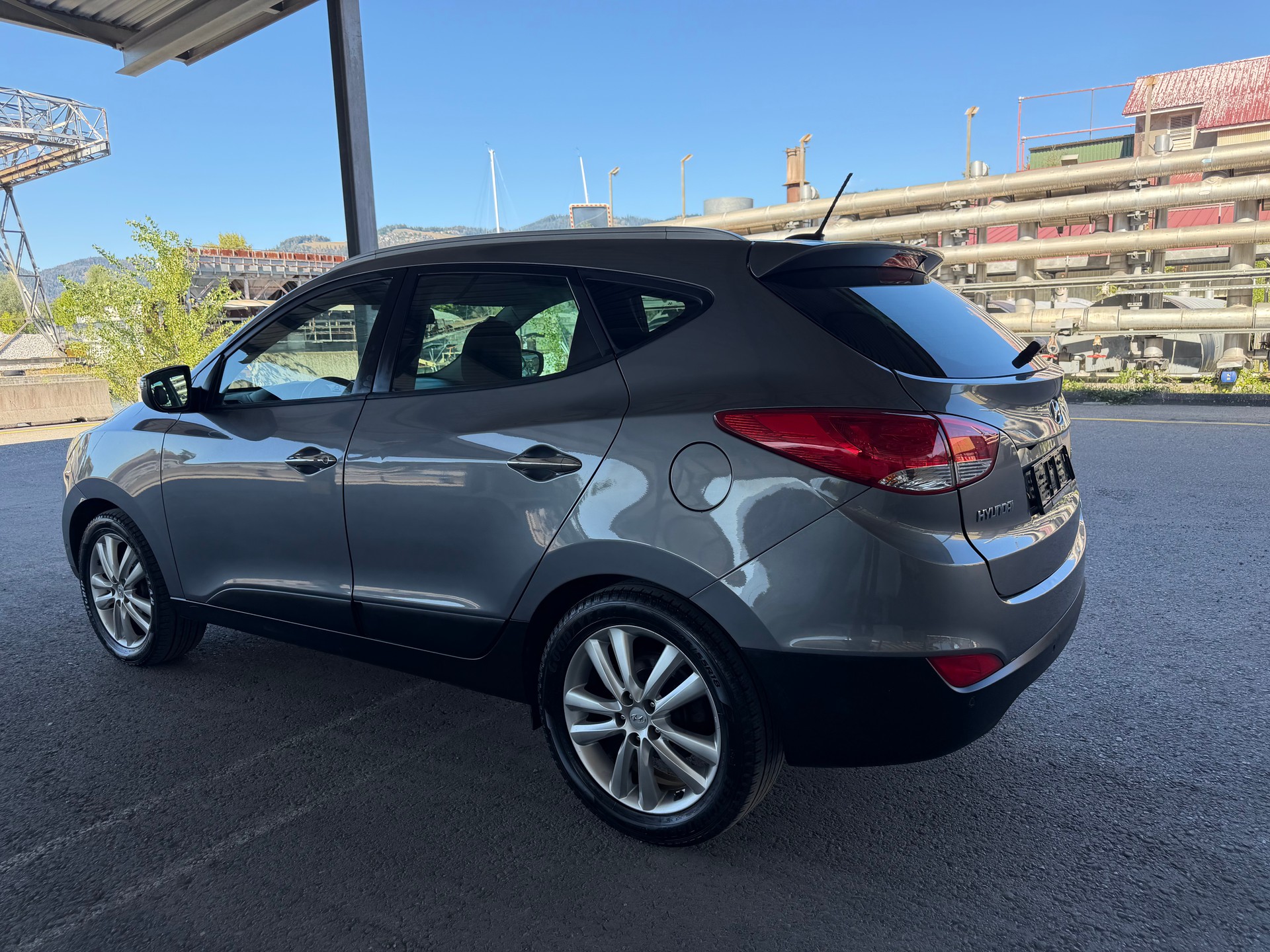 HYUNDAI iX 35 2.0 CRDi Premium 4WD Automatic-image-3
