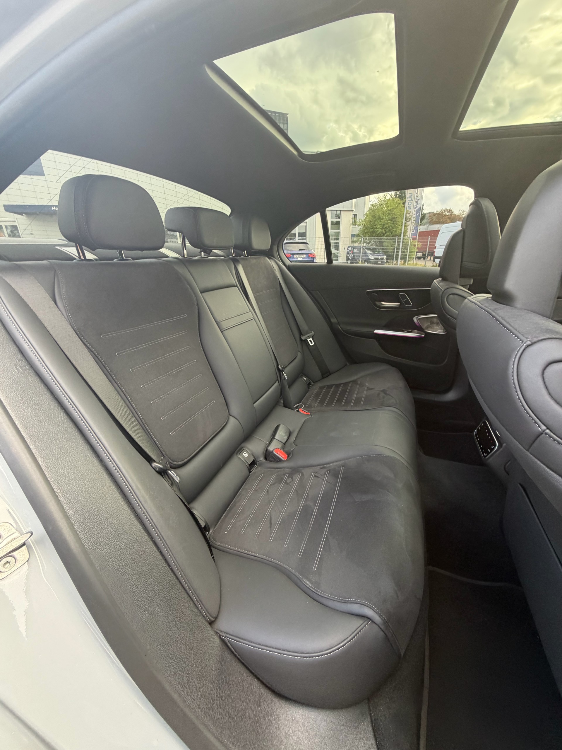 MERCEDES-BENZ C 220 d Swiss Star AMG Line 4matic-image-3