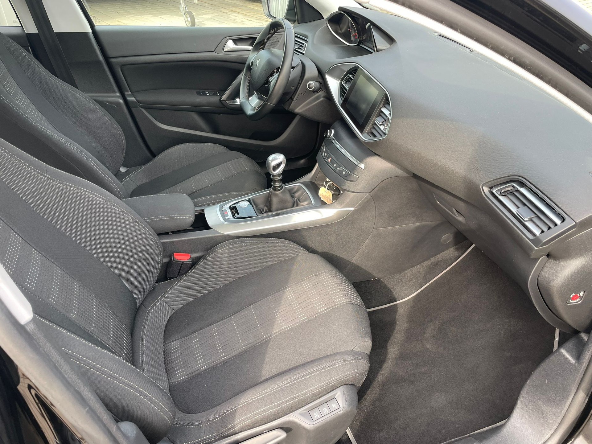 PEUGEOT 308 1.2 THP Allure-image-12
