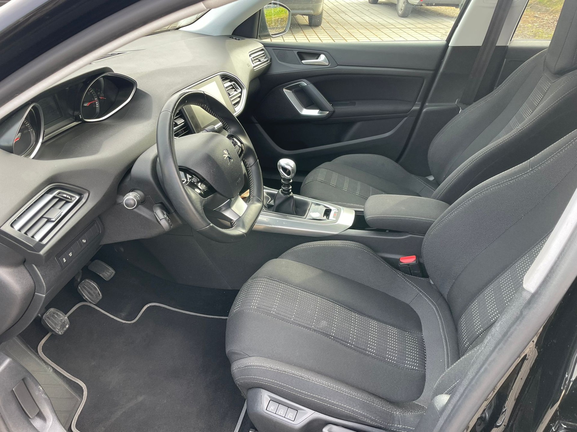 PEUGEOT 308 1.2 THP Allure-image-11