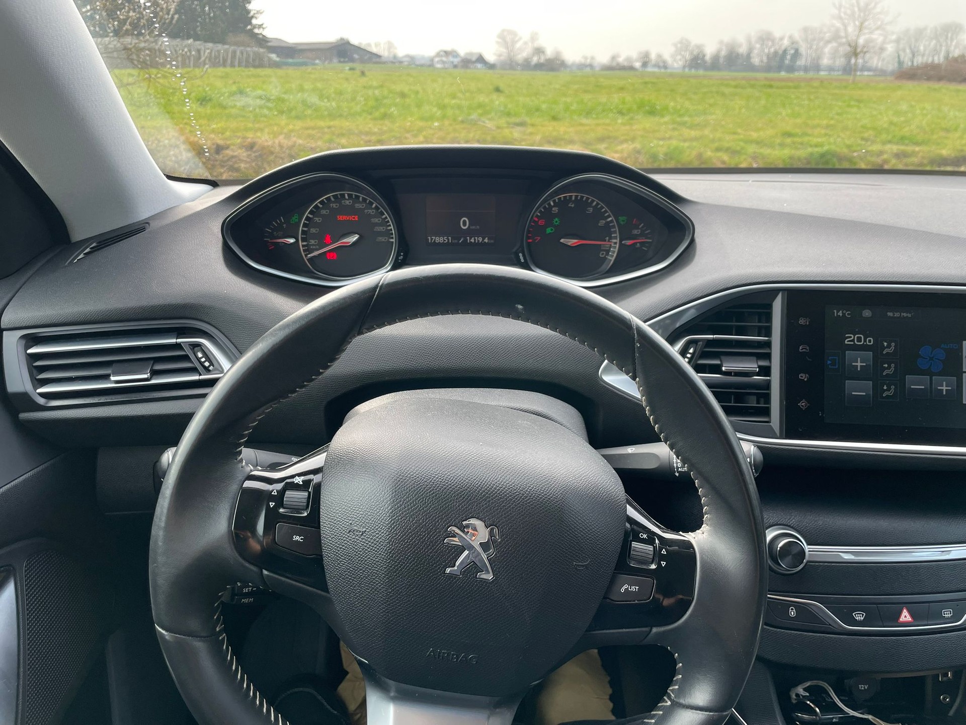 PEUGEOT 308 1.2 THP Allure-image-9