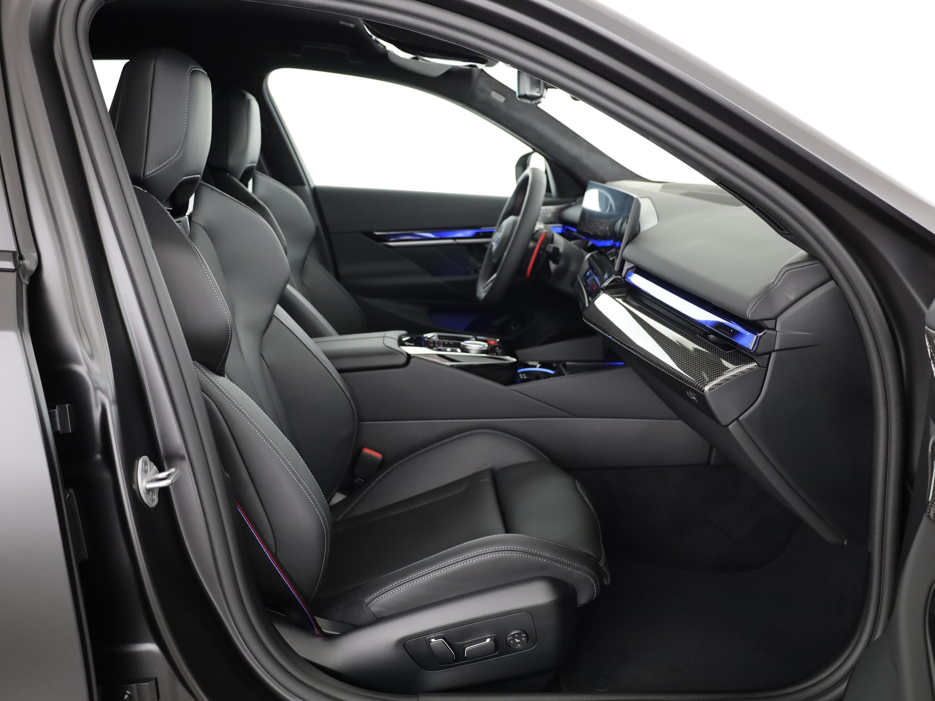 BMW M5 Limousine-image-16