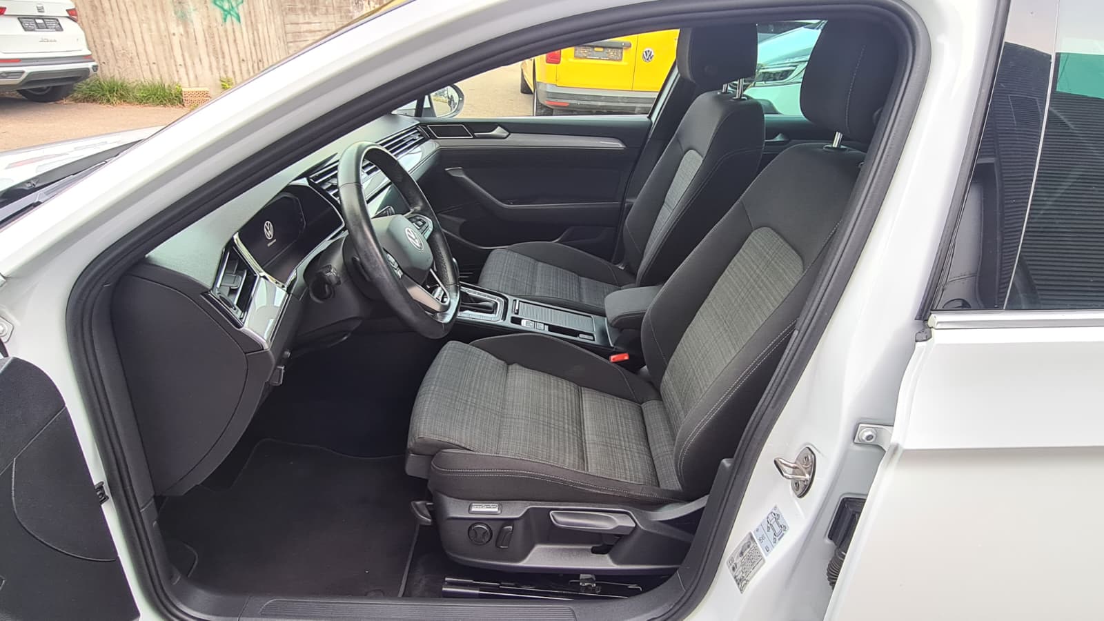 VW Passat 2.0 TDI BMT Business 4Motion DSG ** Gr-Navi **RF-Kamera ** Sitzheizung ** Anh-Kupplung ** Frisch Ab MFK & Service **-image-17