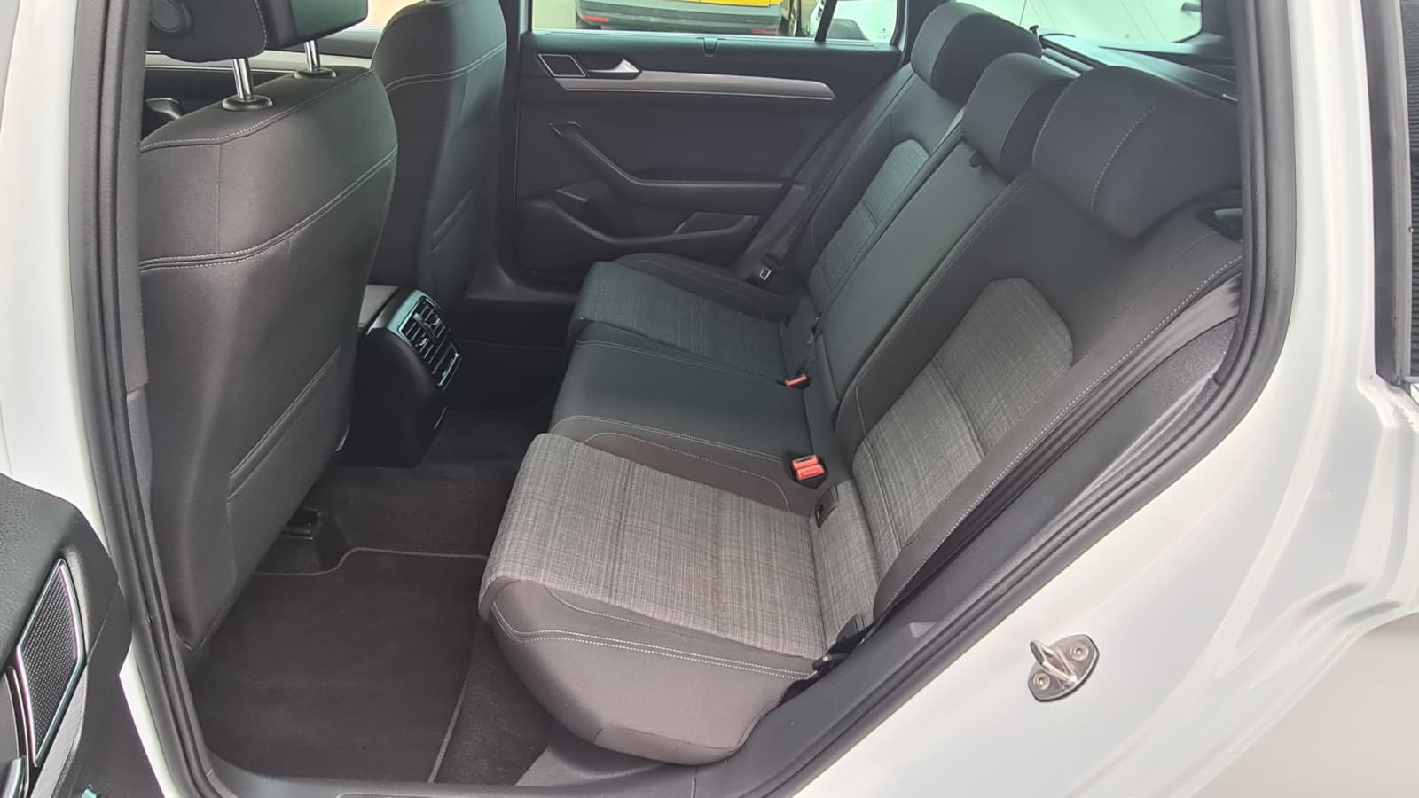 VW Passat 2.0 TDI BMT Business 4Motion DSG ** Gr-Navi **RF-Kamera ** Sitzheizung ** Anh-Kupplung ** Frisch Ab MFK & Service **-image-18
