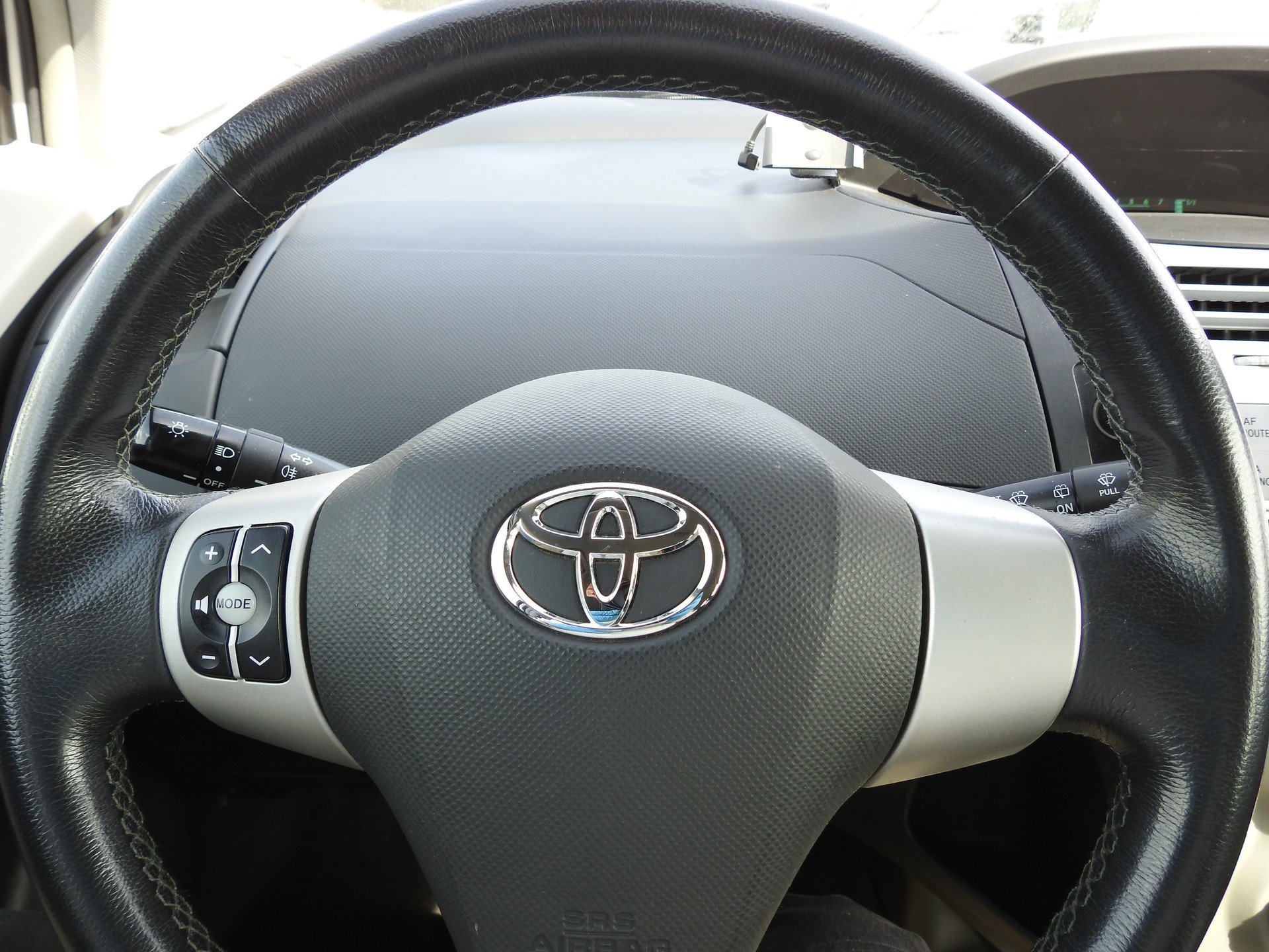 TOYOTA Yaris 1.3 Linea Luna-image-25