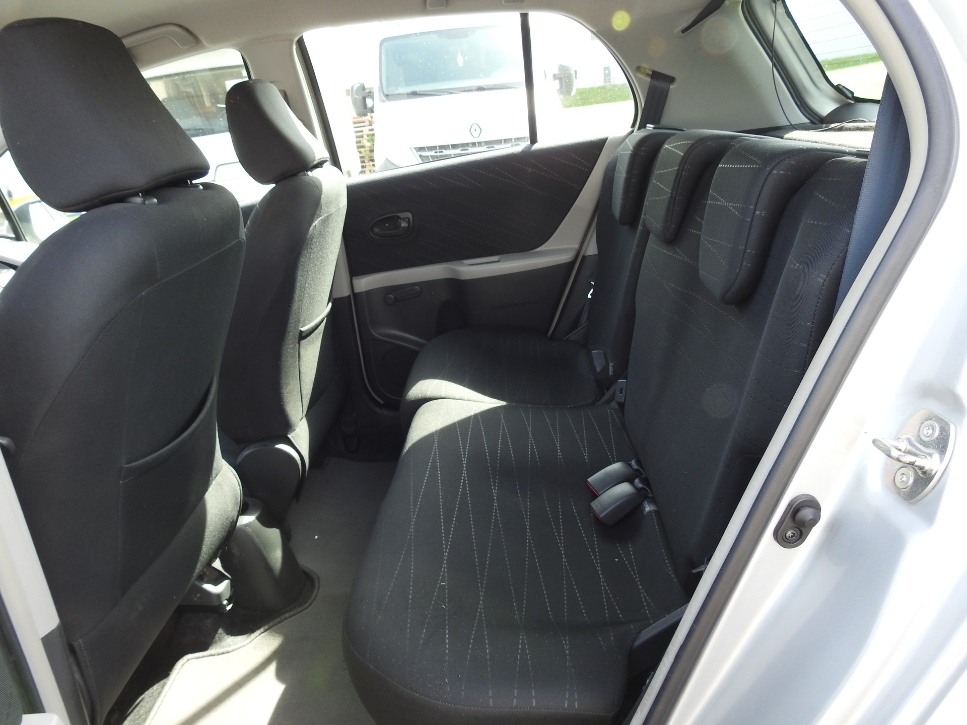 TOYOTA Yaris 1.3 Linea Luna-image-13