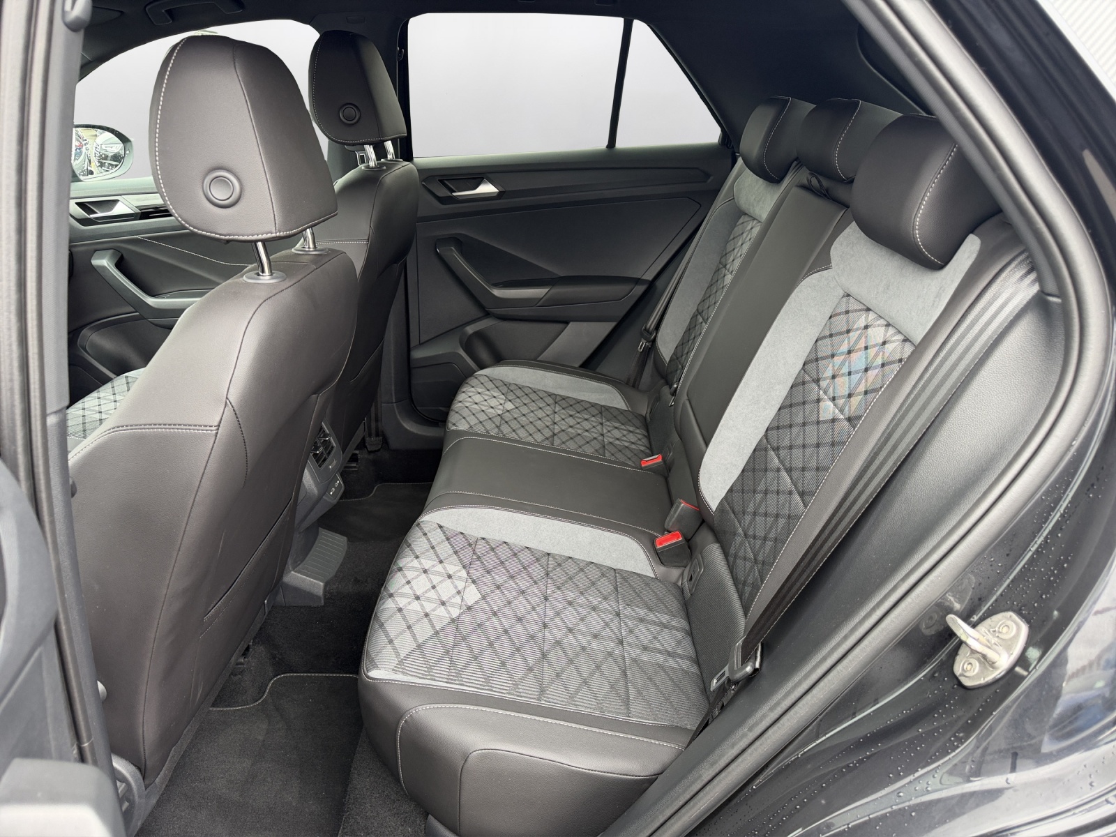 VW T-Roc 2.0 TSI R-Line DSG 4Motion-image-10