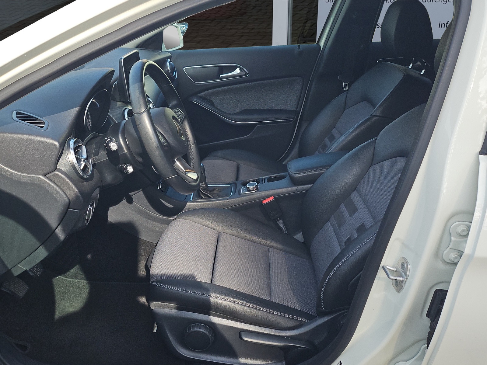 MERCEDES-BENZ GLA 200-image-11