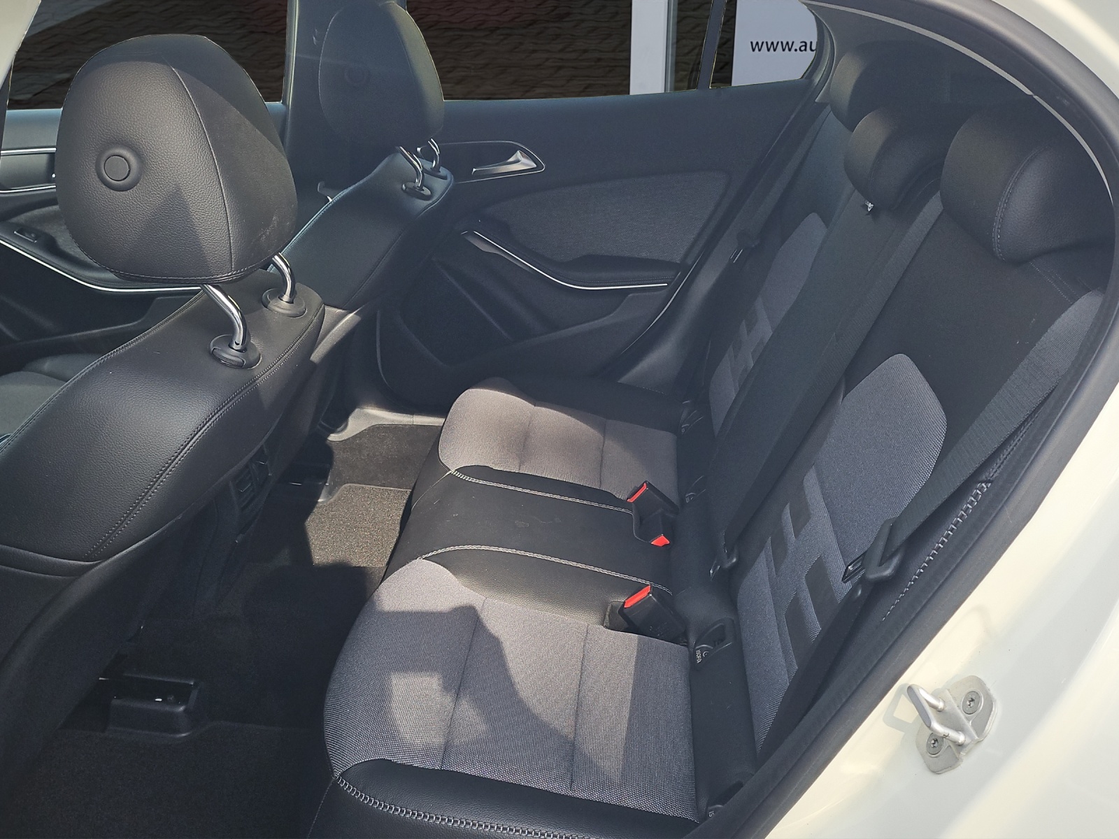 MERCEDES-BENZ GLA 200-image-15