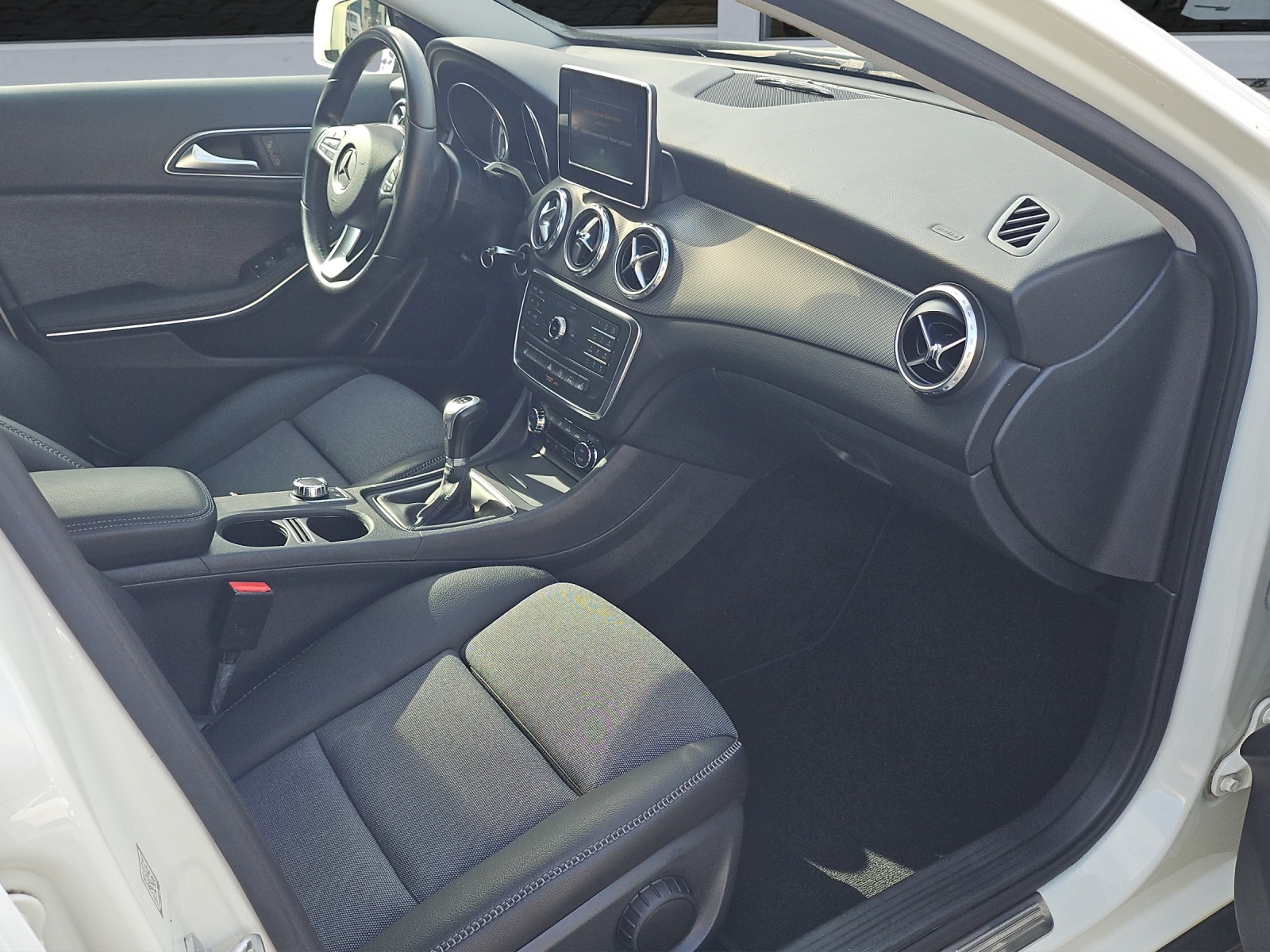 MERCEDES-BENZ GLA 200-image-12