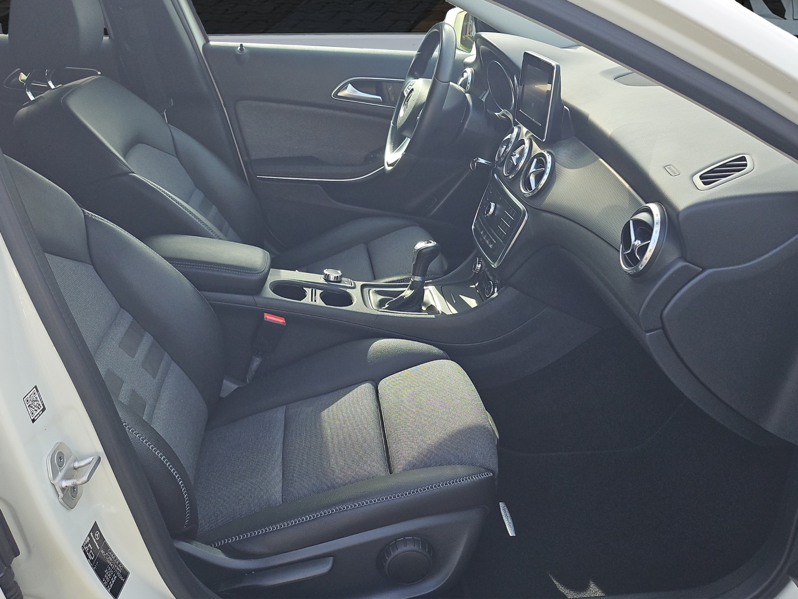 MERCEDES-BENZ GLA 200-image-13