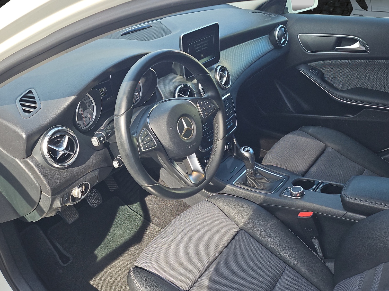 MERCEDES-BENZ GLA 200-image-10