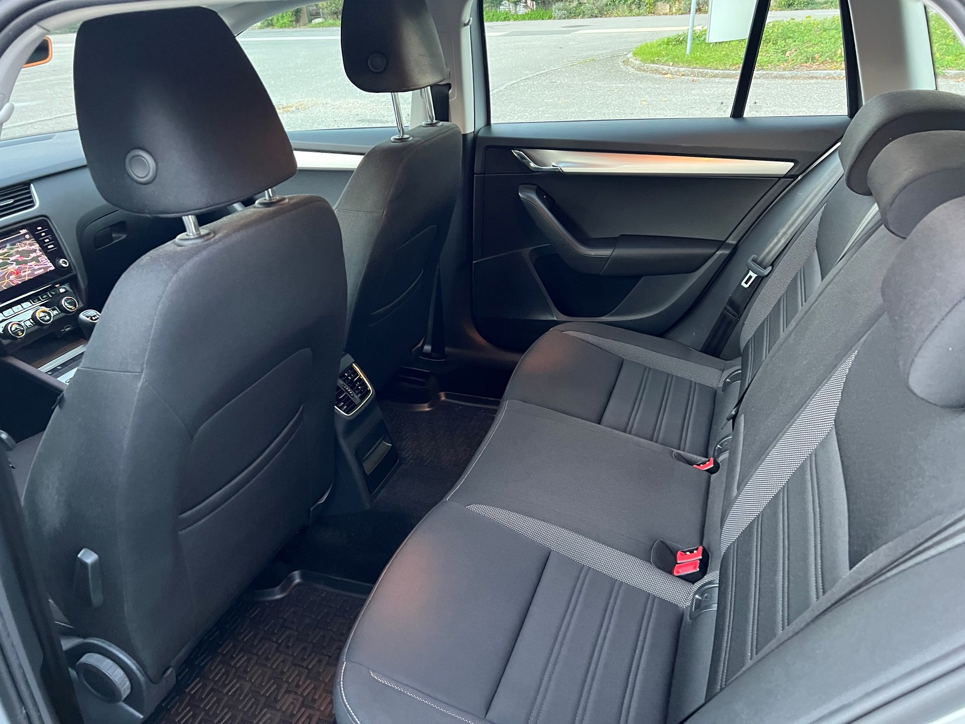 SKODA Octavia Combi 1.6 TDI Ambition 4x4-image-7