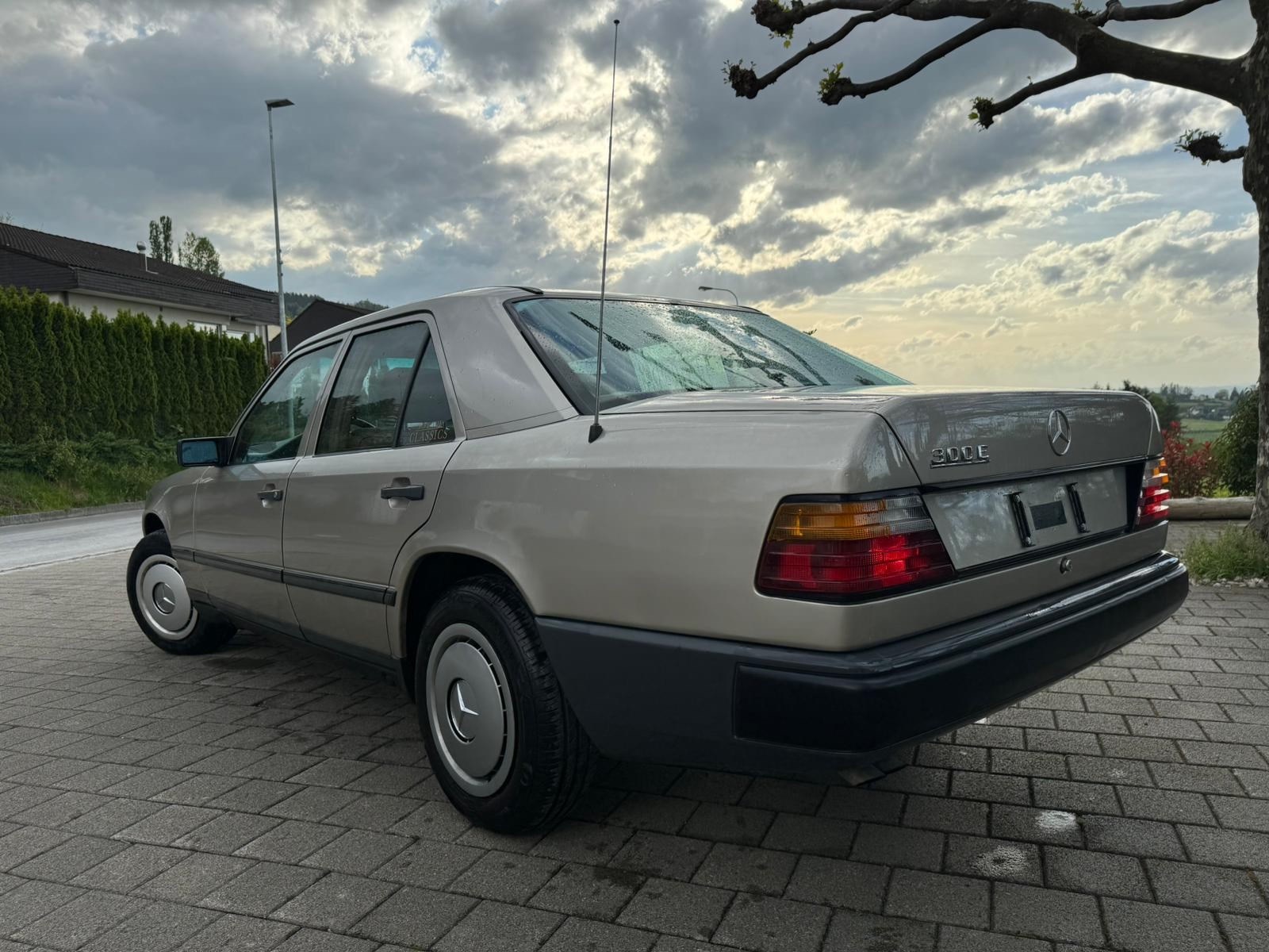 MERCEDES-BENZ 300 E *Veteranenfahrzeug*-image-8