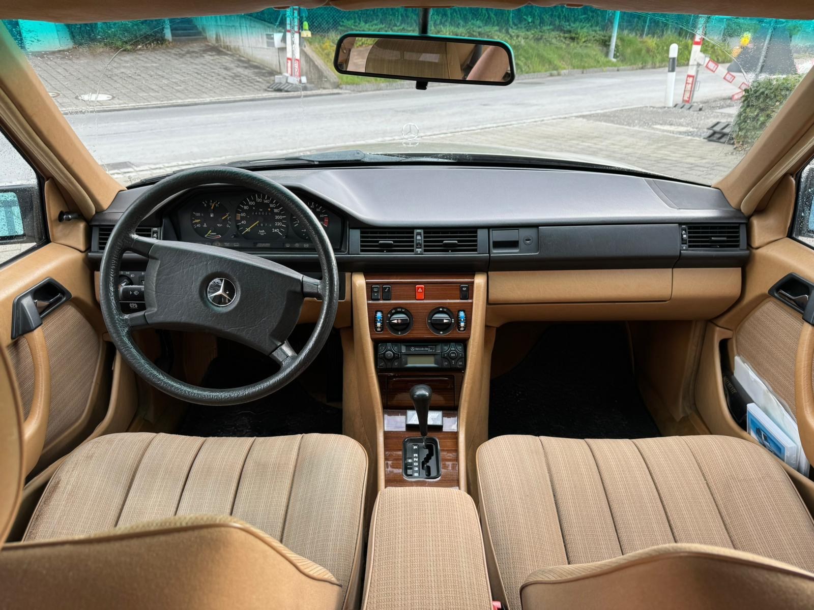 MERCEDES-BENZ 300 E *Veteranenfahrzeug*-image-5