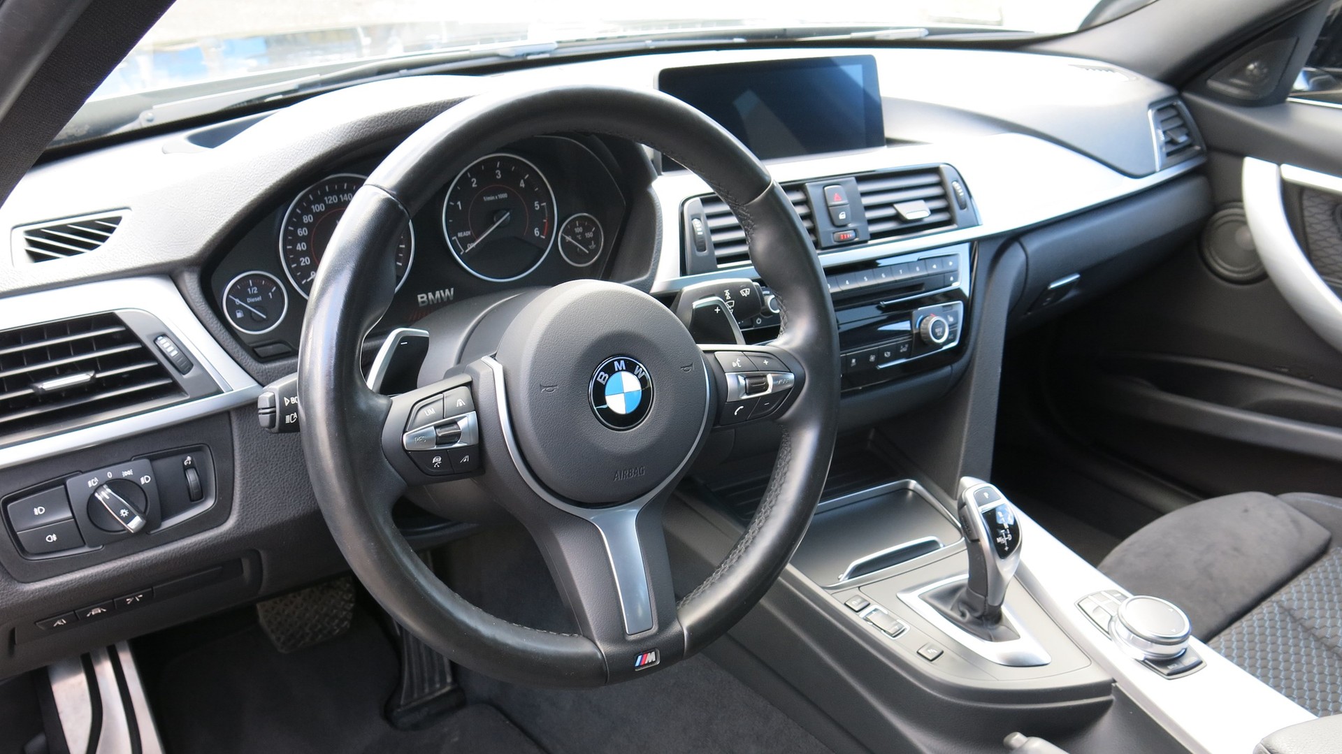 BMW 320d xDrive Touring M Sport Line Steptronic-image-6